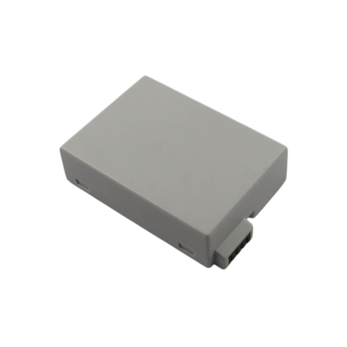 Una batteria grigia con contatti neri, isolata su sfondo bianco.