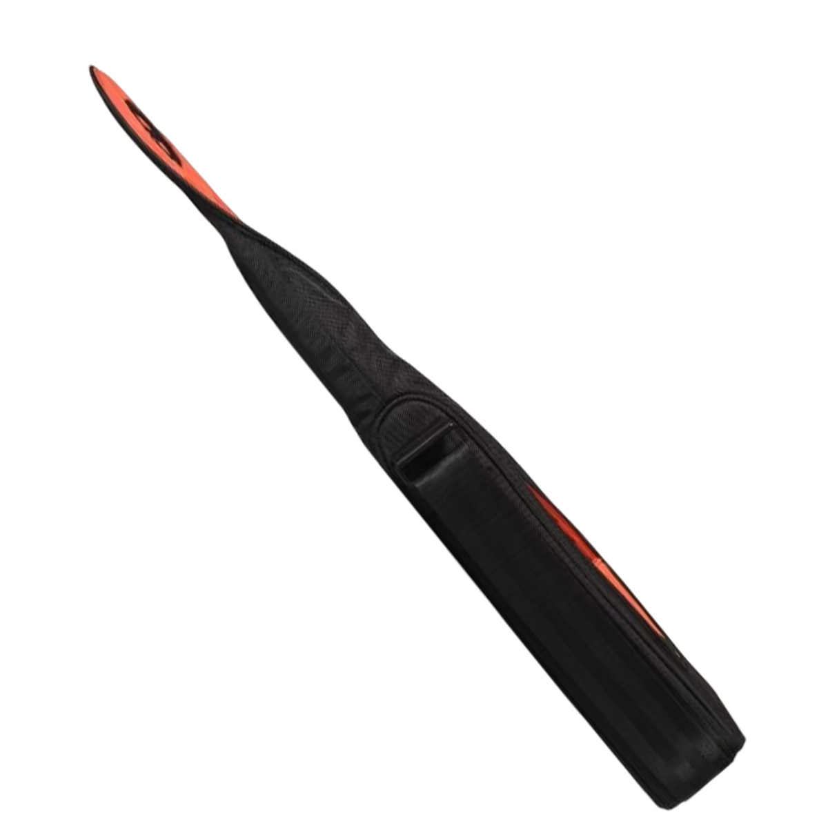 Ein schwarzer Gitarrenkoffer mit orangefarbenen Akzenten, auf weißem Hintergrund.