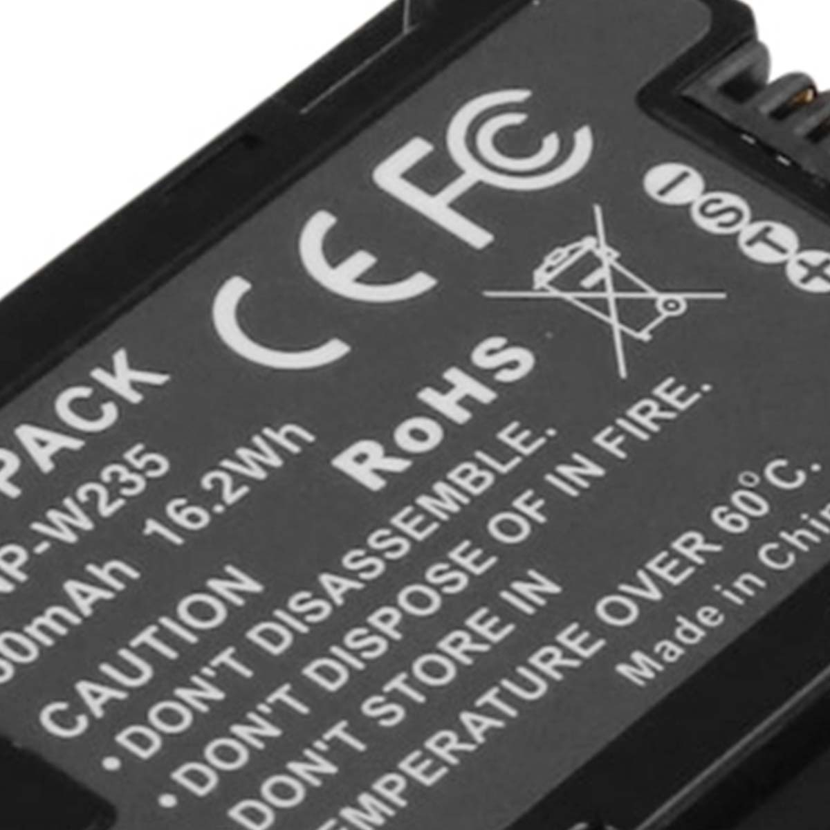 Etichetta pacco batteria mostra modello NP-W235, 16,2 Wh, CE, RoHS e avvertenze.