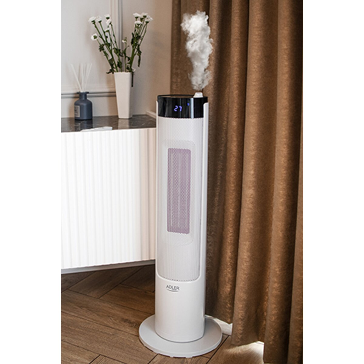 Un ventilador de torre blanco alto con pantalla digital que muestra 27, emitiendo vapor.