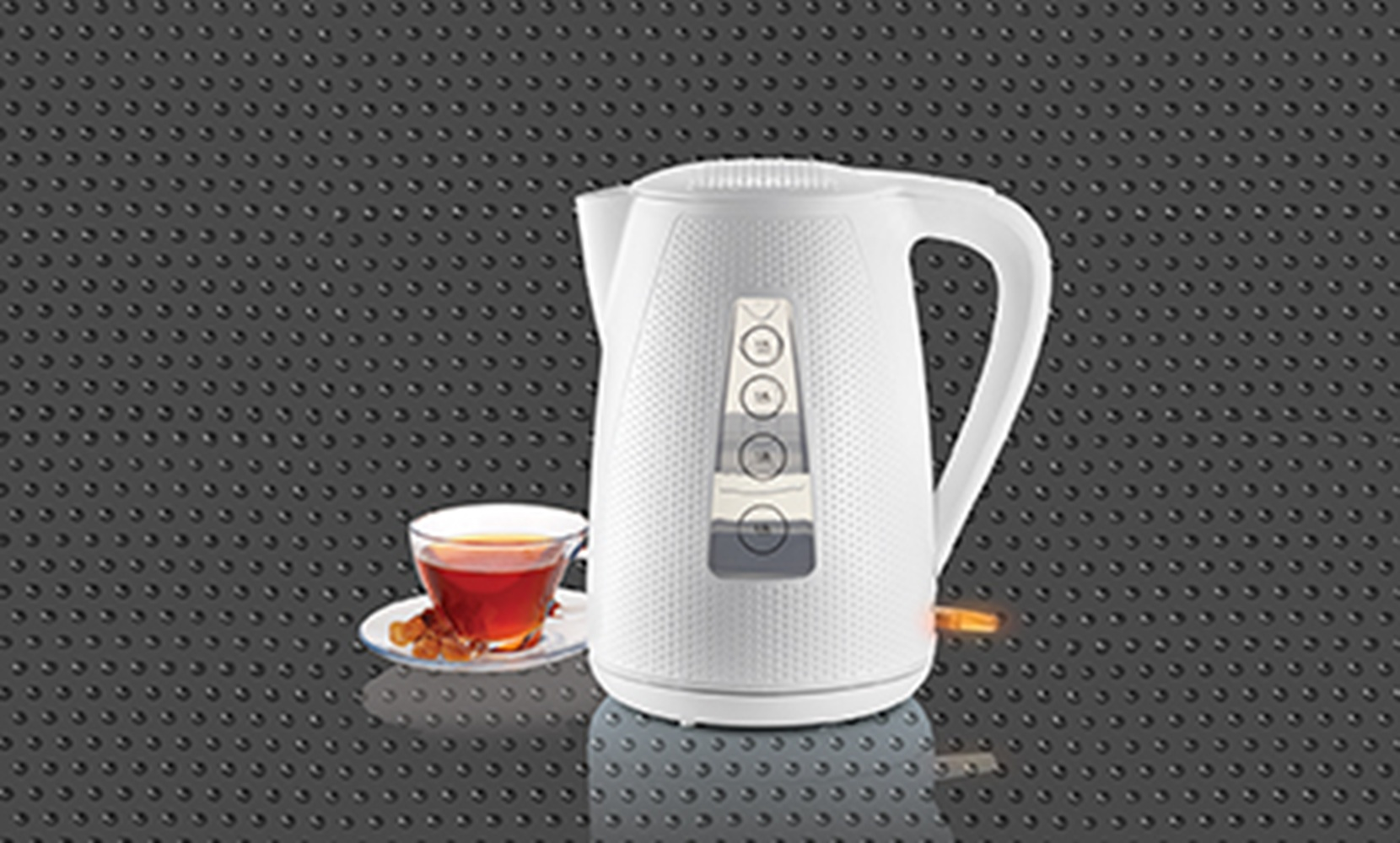 Biay czajnik elektryczny ze szklan filiank herbaty i kostkami cukru na teksturowanym szarym tle.