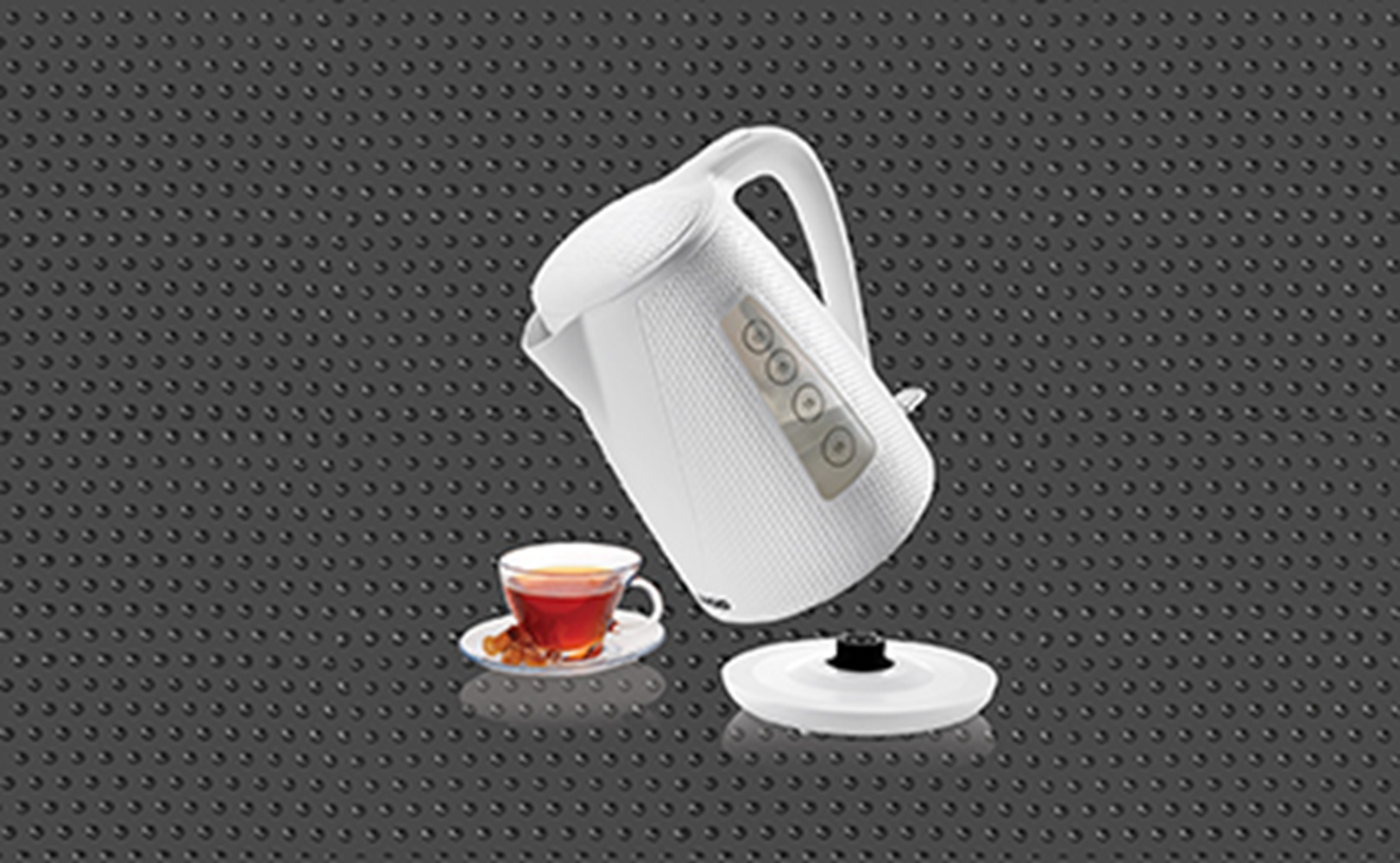 Biały czajnik z filiżanką herbaty i podstawą na ciemnym, teksturowanym tle.