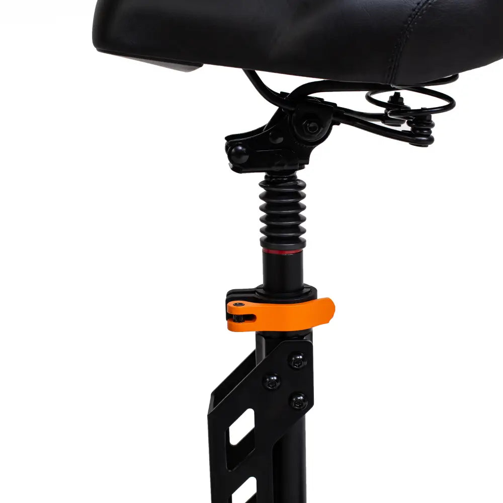 Tija de asiento de scooter negra con abrazadera y resortes naranjas.