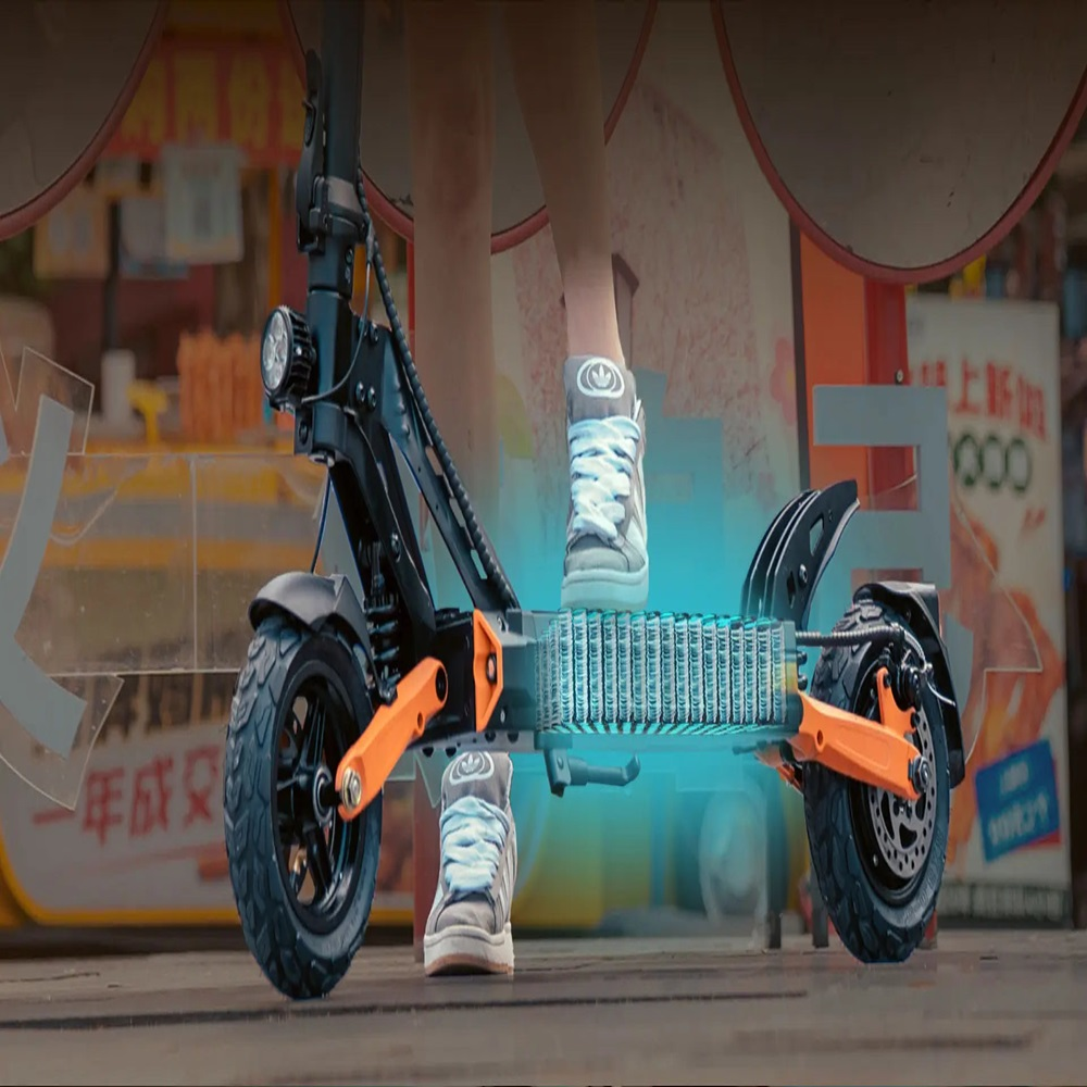 Primer plano de un patinete eléctrico con los pies de una persona, mostrando detalles de la batería.