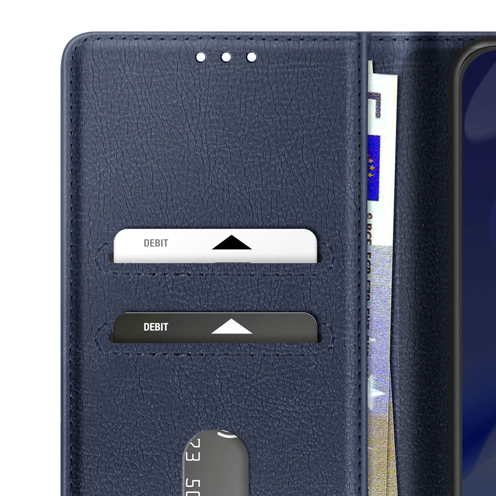 Custodia a portafoglio in pelle blu con due carte di debito e una banconota. Schermo del telefono visibile.