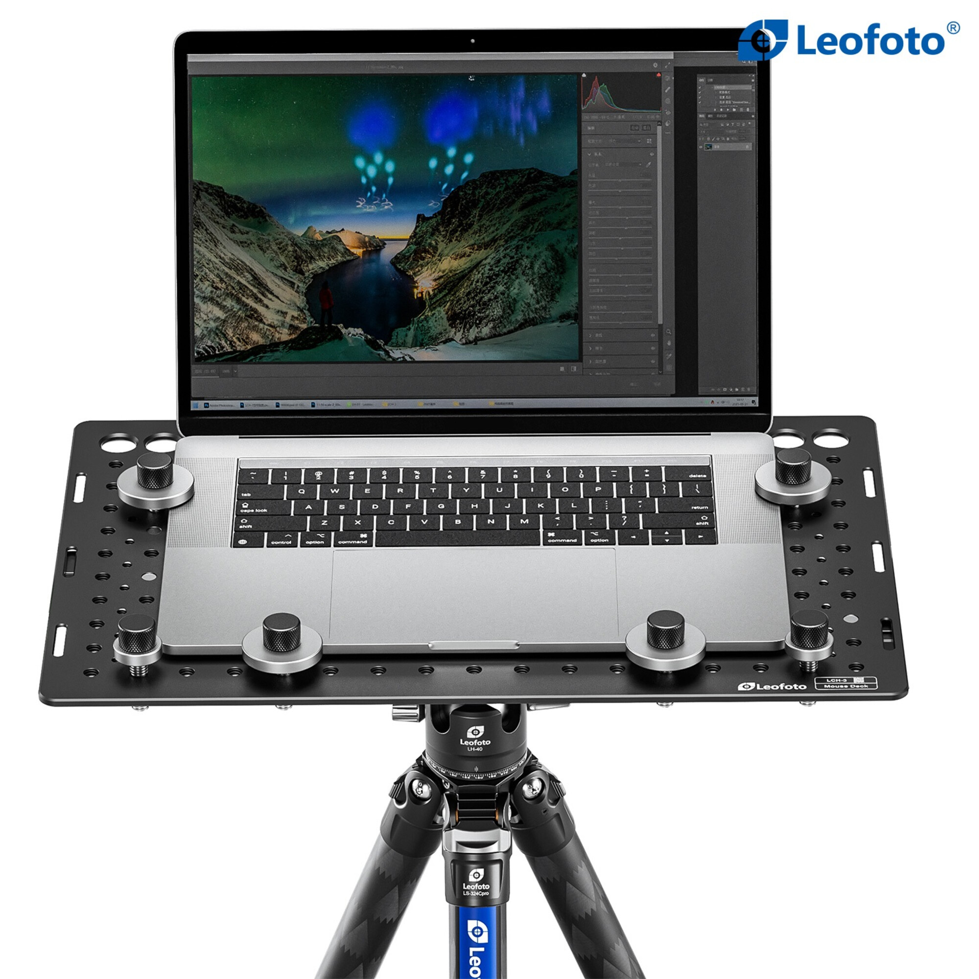 Ein Laptop auf einer schwarzen Metallplatte, montiert auf einem Stativ. Der Bildschirm zeigt eine Nordlichtszene.