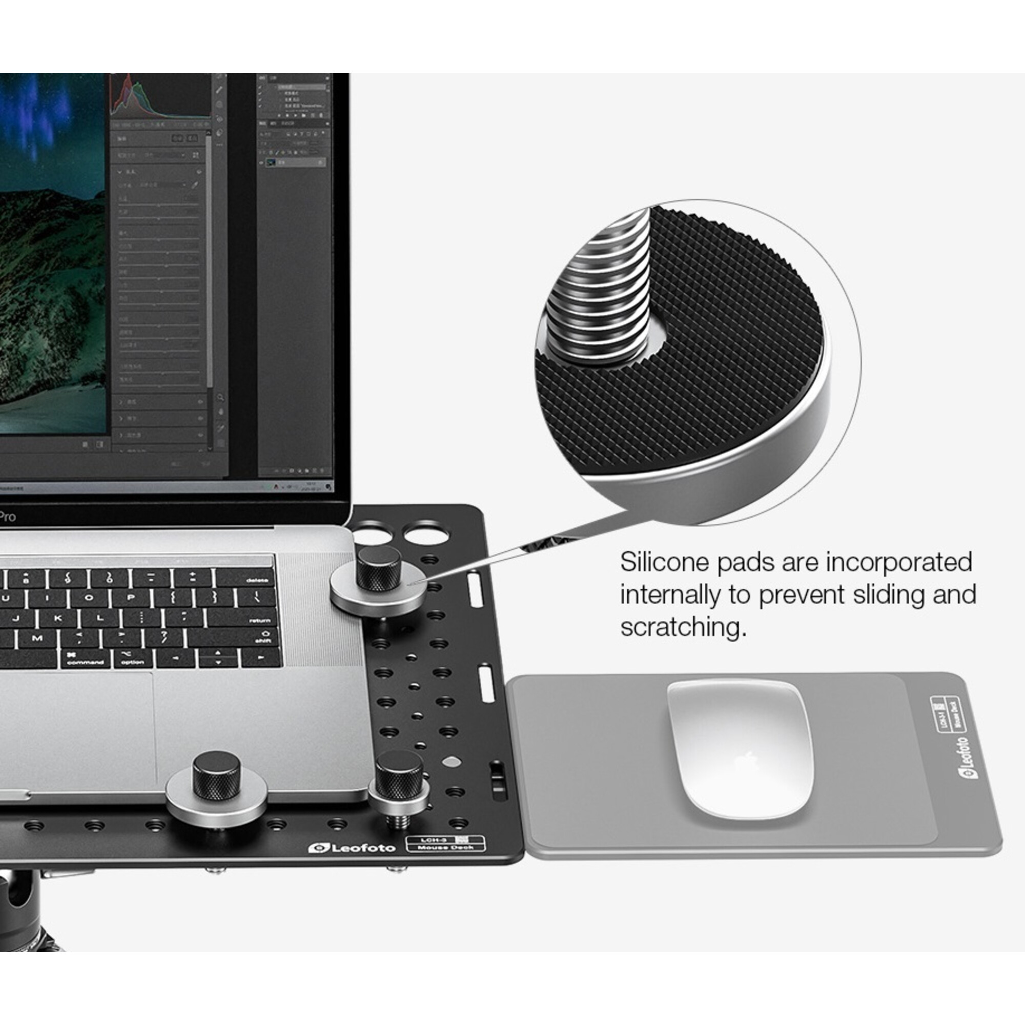 Ein Laptop mit grauer Mausunterlage und weißer Maus auf schwarzer Plattform.