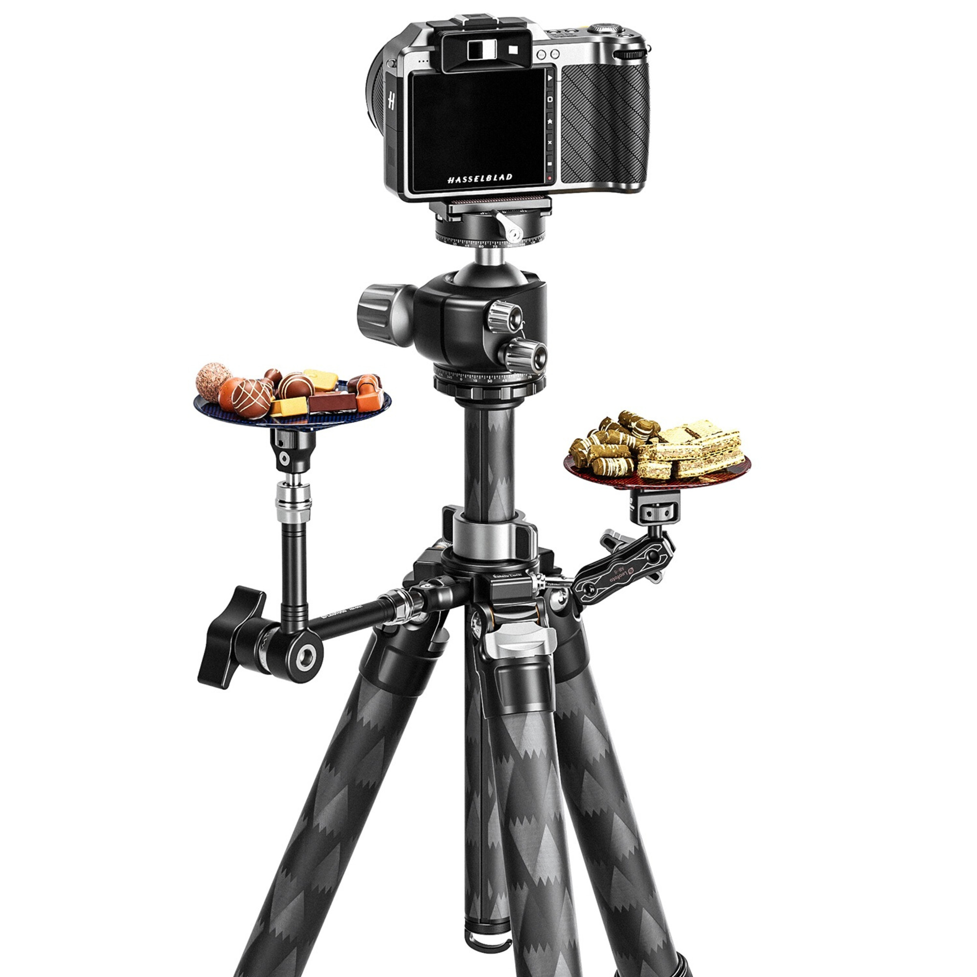 Ein Hasselblad-Kamera-Setup mit zwei Tellern voller Süßigkeiten, auf einem Stativ montiert.
