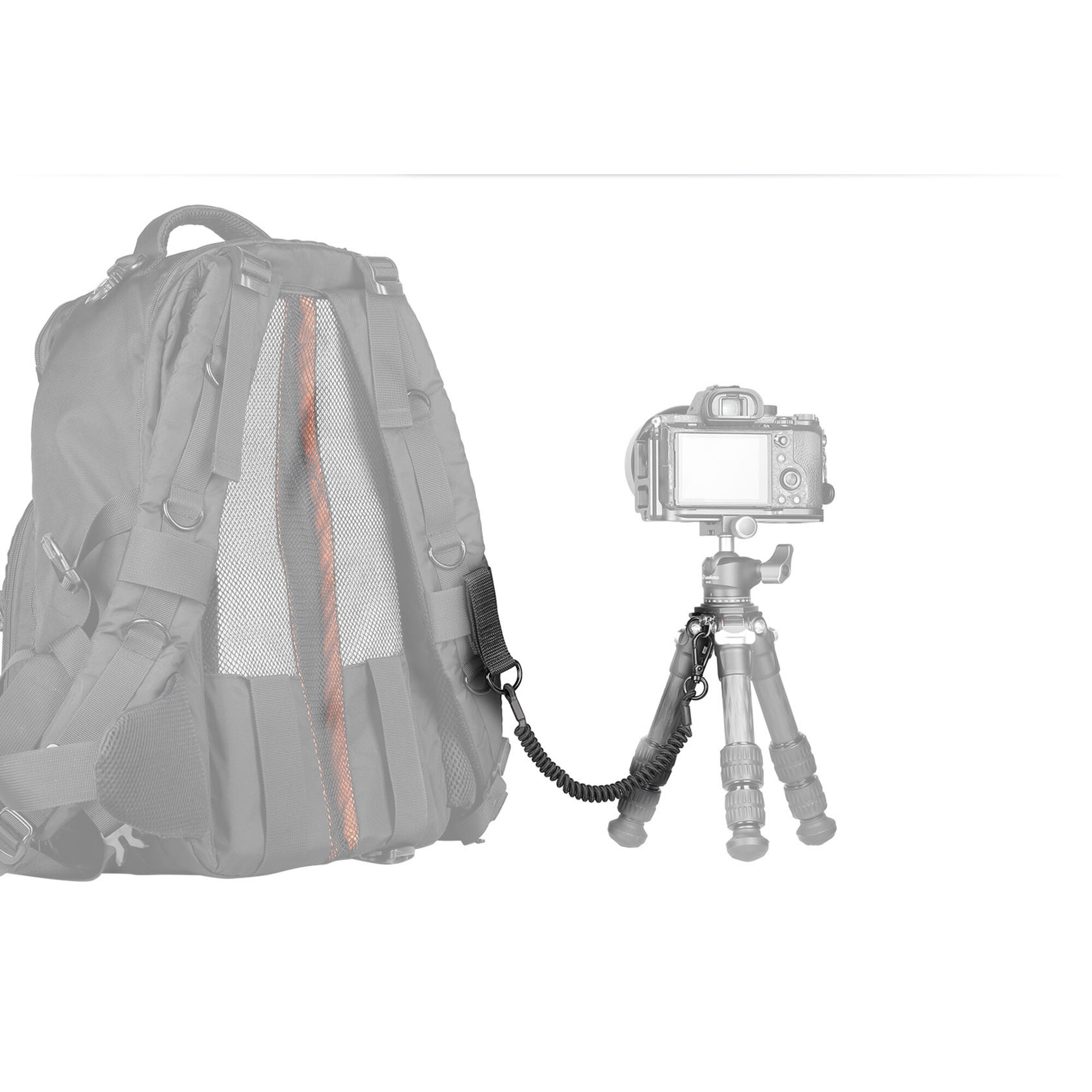 Eine Kamera ist auf einem Stativ montiert und mit einem Riemen an einem Rucksack befestigt.