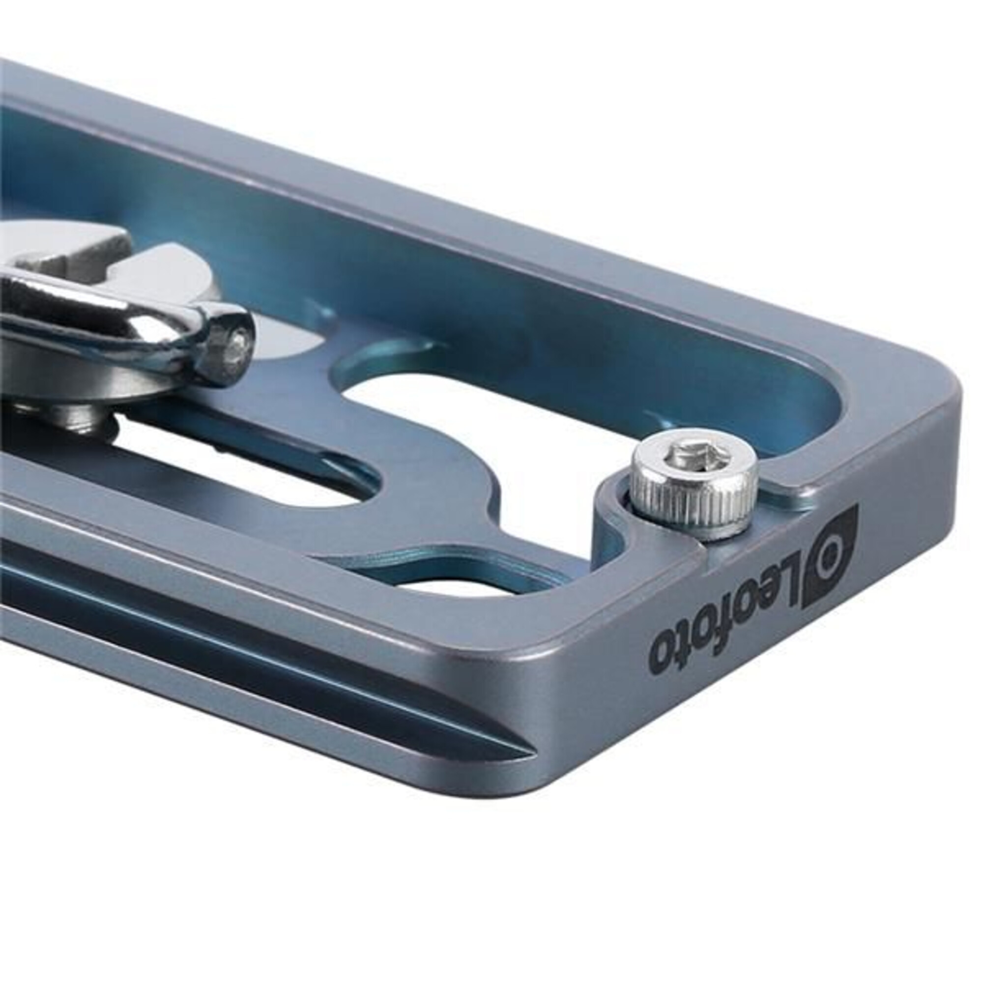 Nahaufnahme einer metallisch blauen Schnellwechselplatte für Kameras mit Leofoto-Branding.
