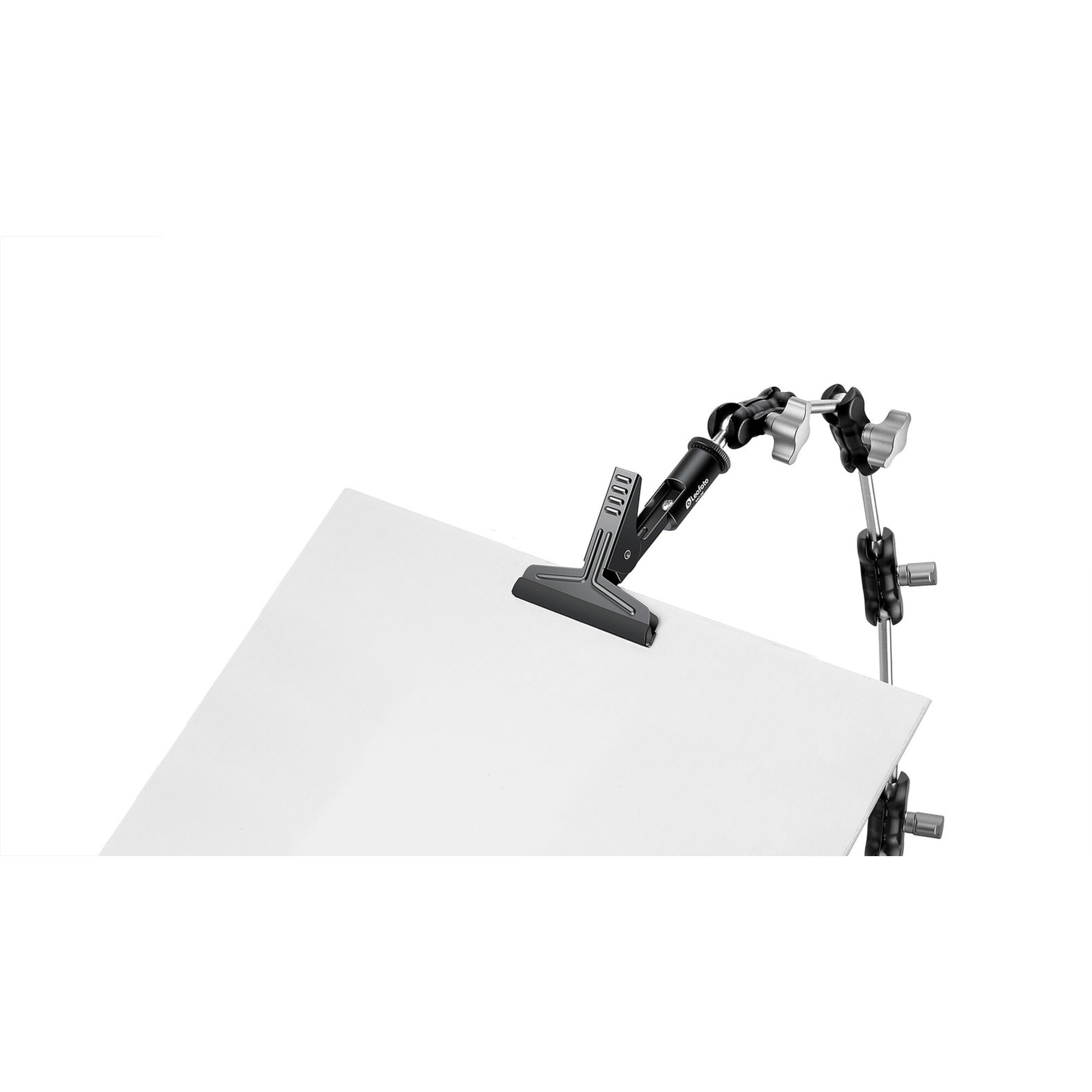 Ein flexibler Arm hält ein weißes Blatt Papier auf einem Stativ.