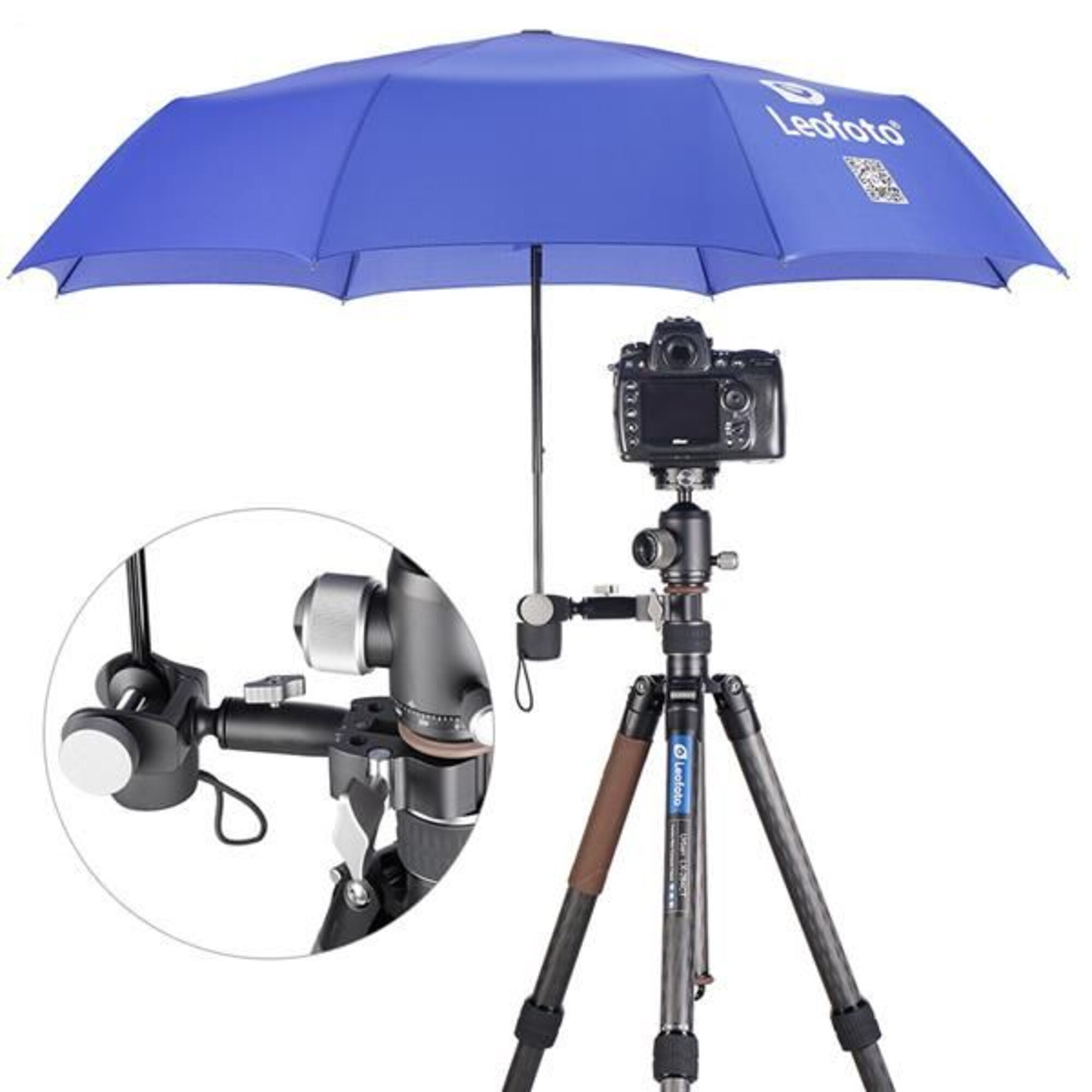 Ein blauer Leofoto-Regenschirm ist über einer DSLR-Kamera auf einem Stativ geöffnet.