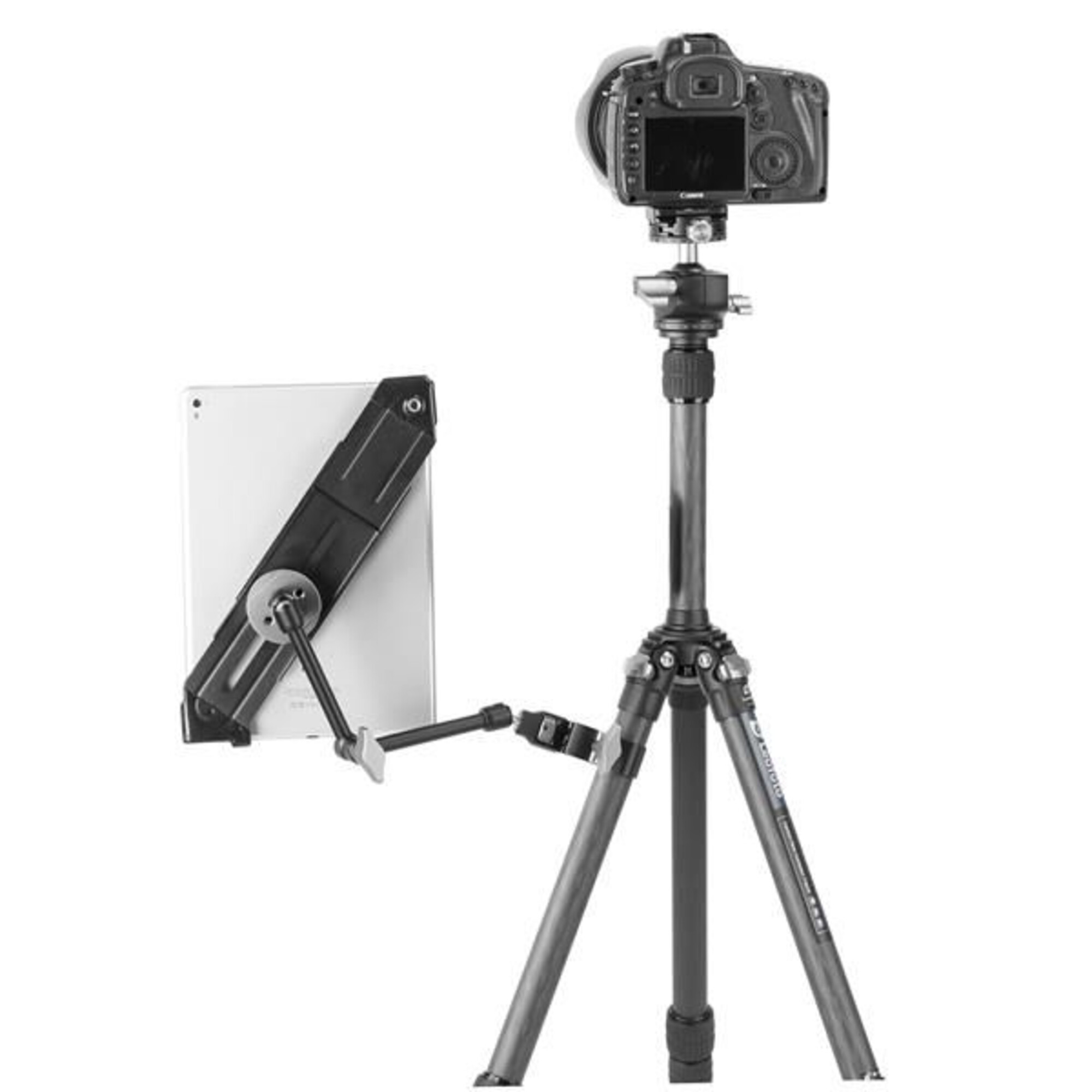 Eine DSLR-Kamera auf einem Stativ steht neben einem Tablet auf einem verstellbaren Arm.