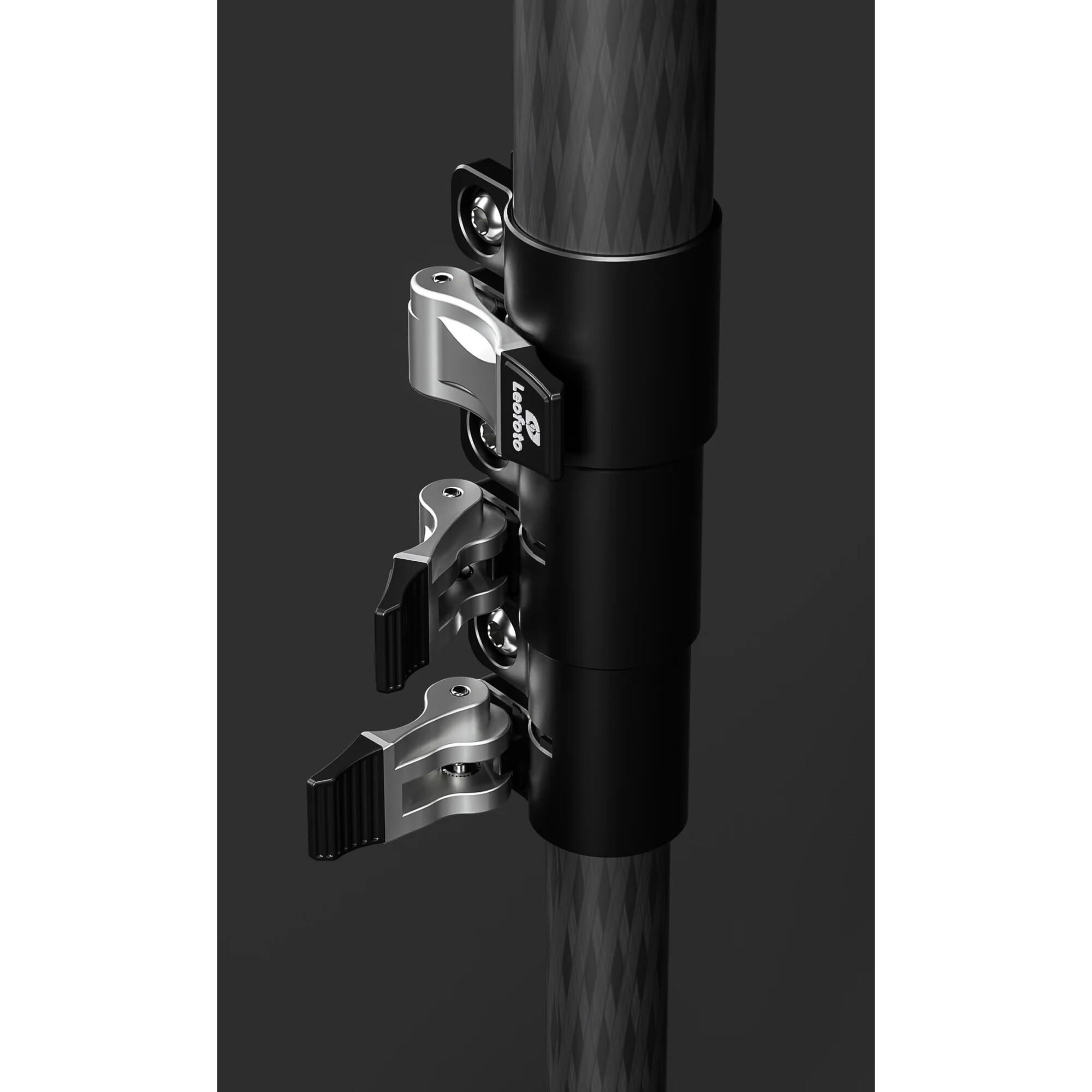Ein schwarzes Carbonfaser-Einbeinstativbein mit silbernen Klemmen und Leofoto-Logo.