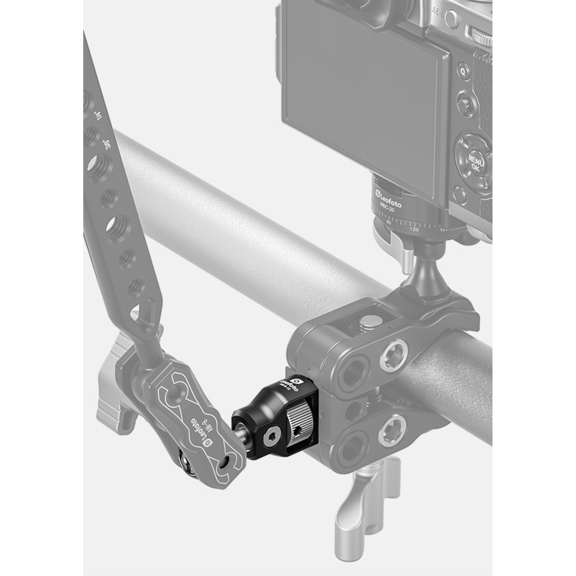 Ein schwarzer Kamerazubehör-Adapter, der an einer Stange befestigt ist, mit Kamera im Hintergrund.