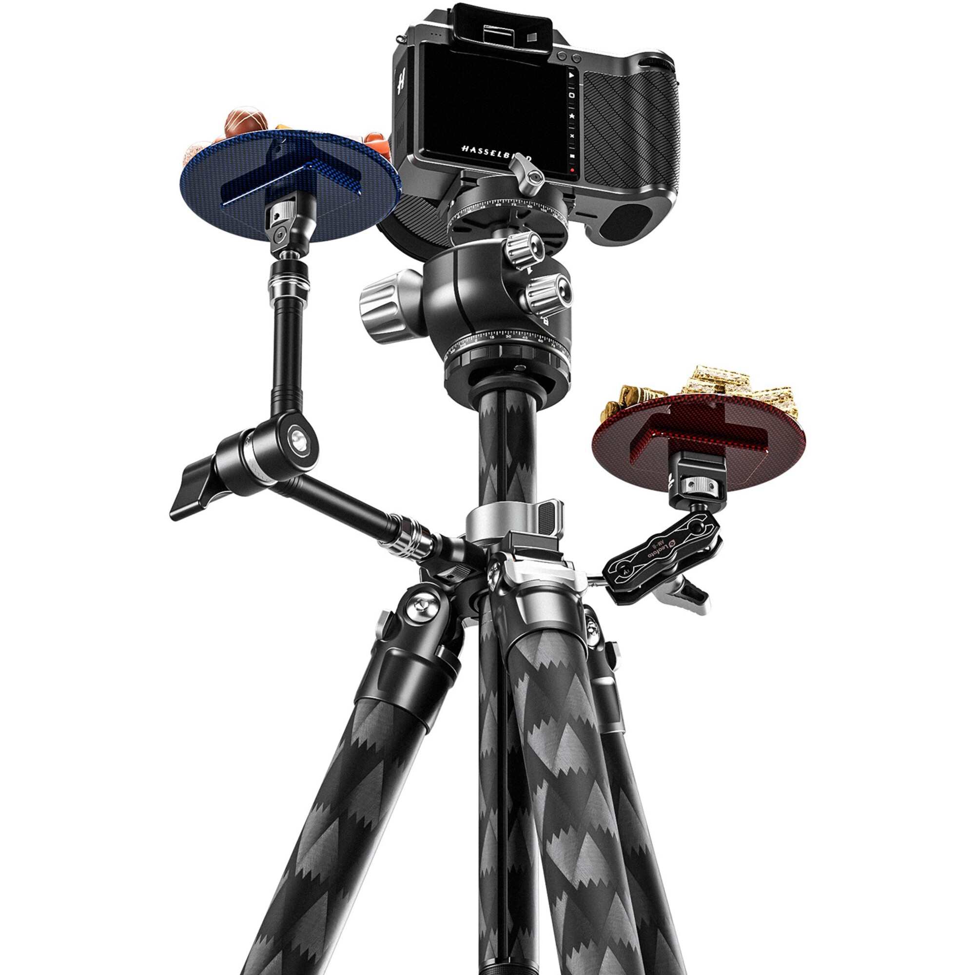 Eine Hasselblad-Kamera auf einem Stativ mit zwei kleinen Tellern, die Süßigkeiten halten.