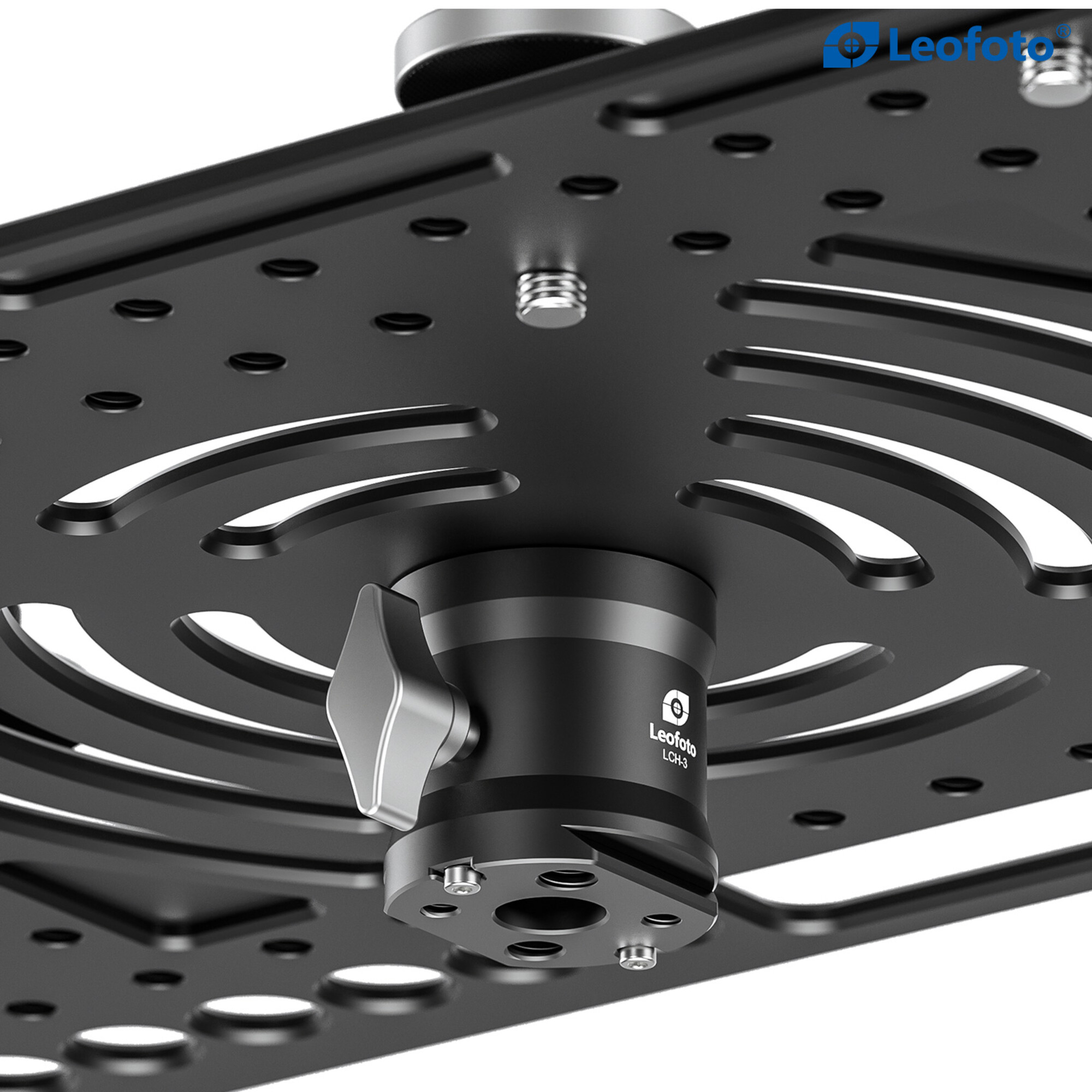 Schwarze Metallplatte mit Löchern, befestigt an einer schwarzen Kamerahalterung mit silbernem Knopf.