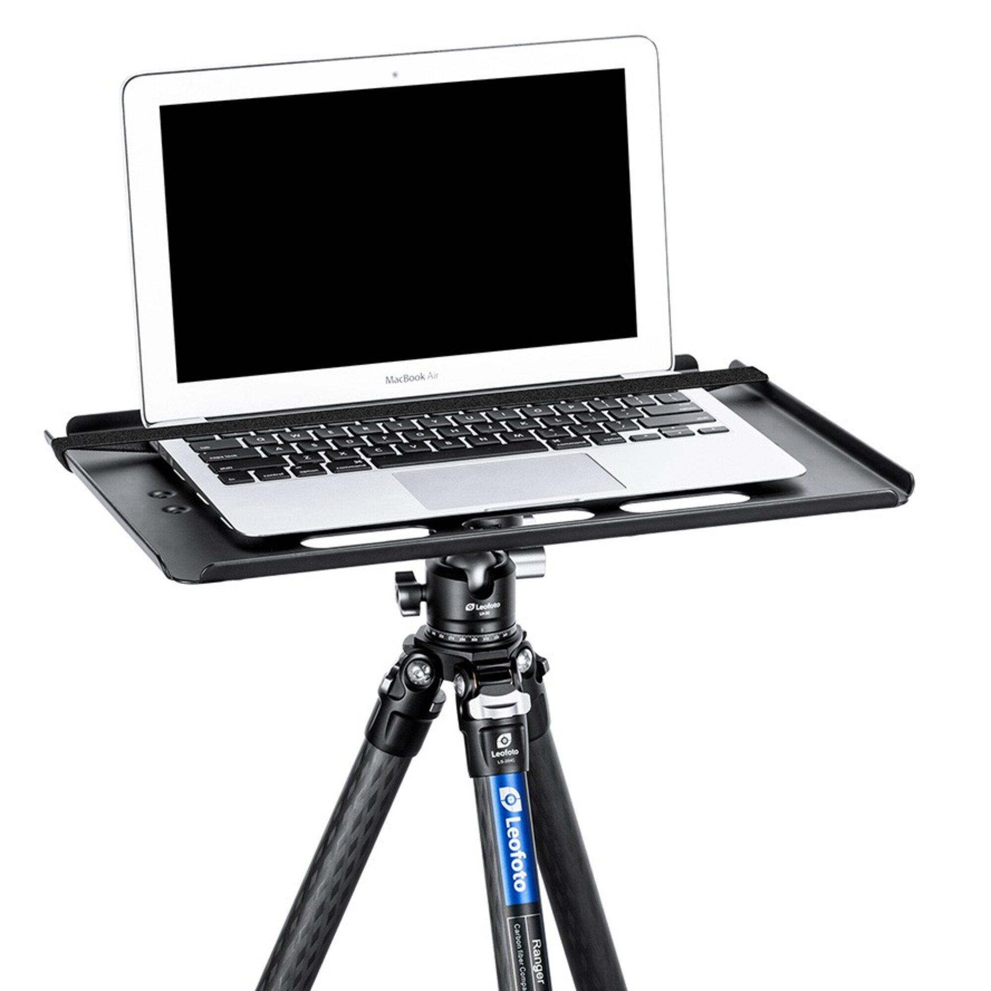 Ein silberner MacBook Air Laptop ruht auf einer schwarzen Stativschale. Das Stativ hat Carbon-Beine.