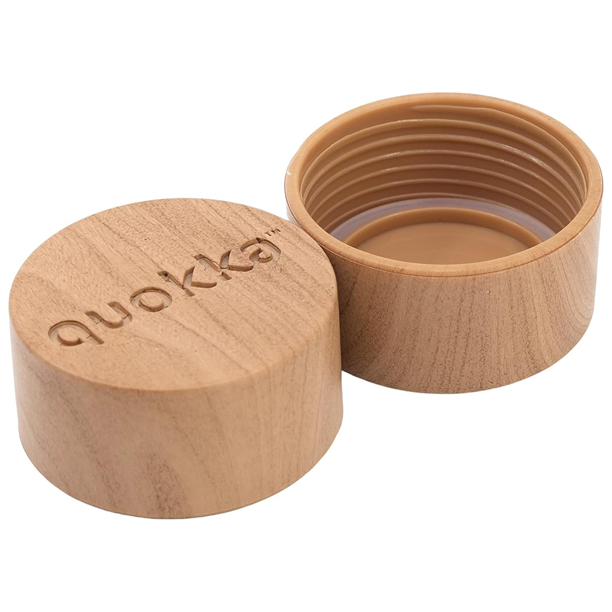Due tappi di bottiglia in legno, uno chiuso con logo 'quokka', uno aperto che mostra le filettature.