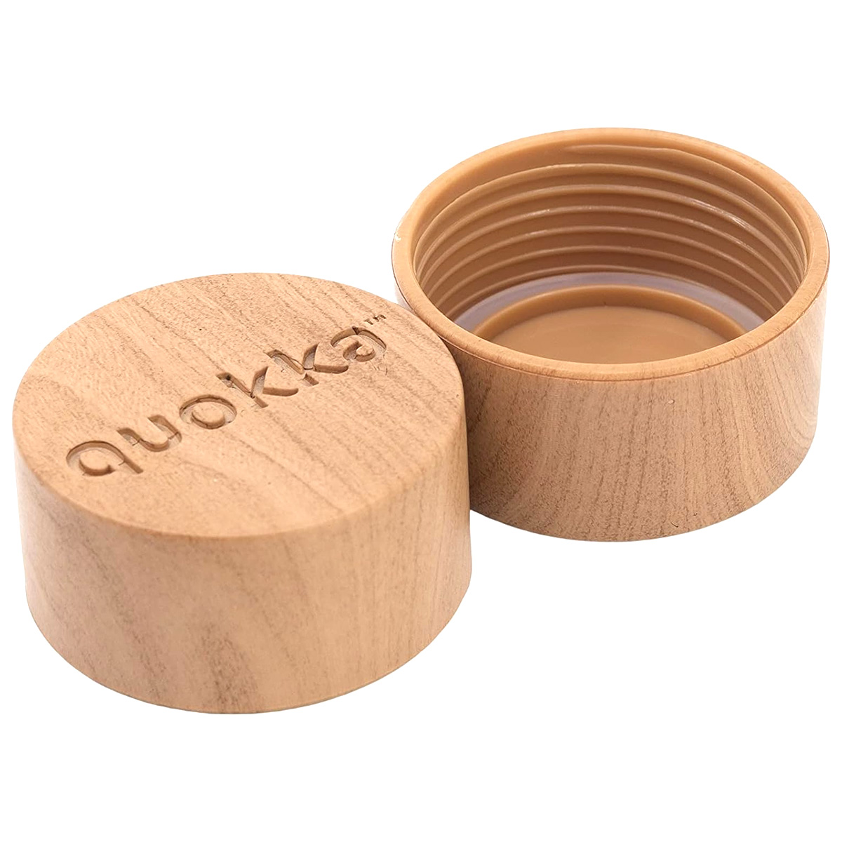 Un coperchio in legno con logo 'quokka' in rilievo accanto a un contenitore in legno aperto con interno filettato.