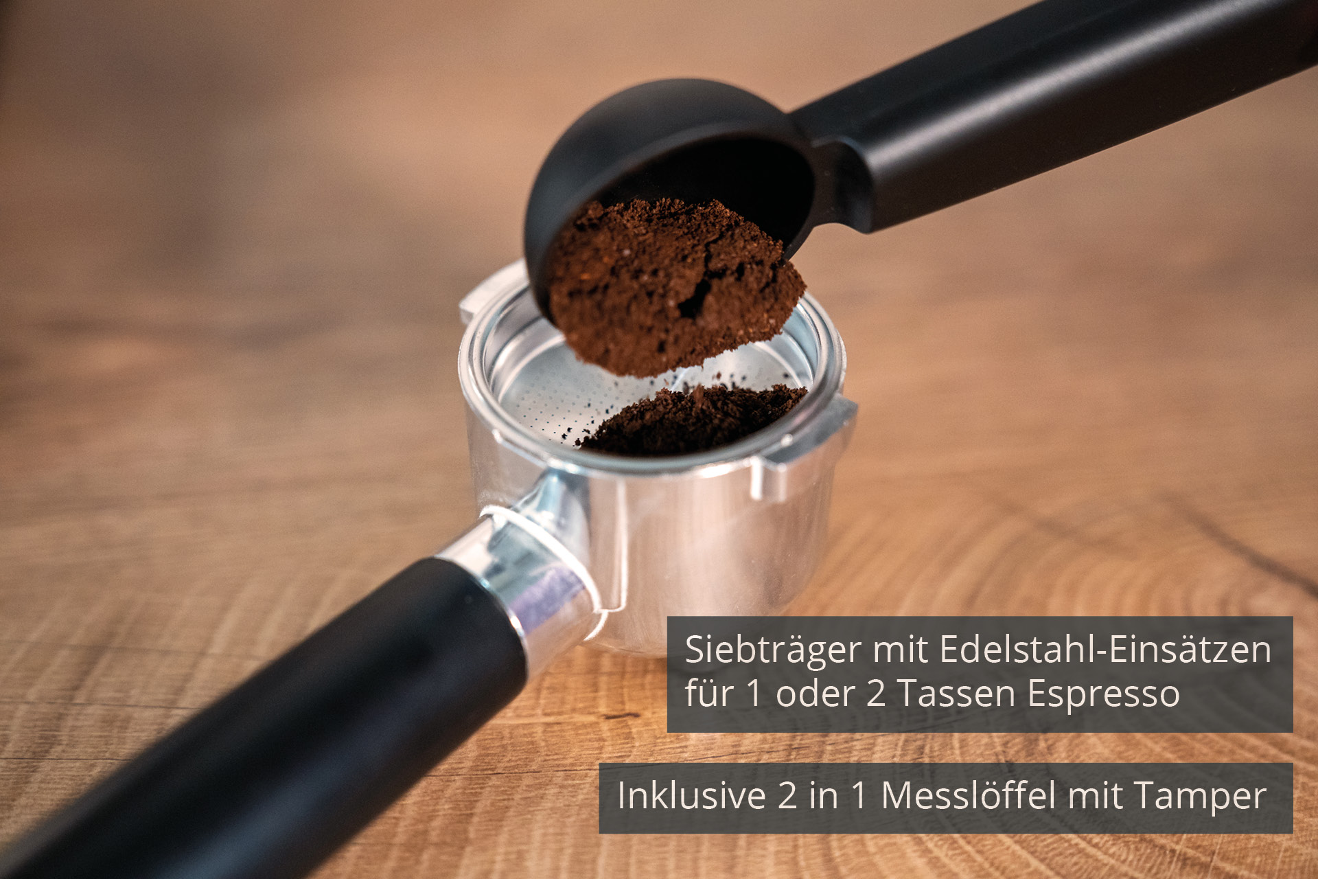Ein Siebträger mit Kaffeepulver aus einem Löffel. Text beschreibt ihn.