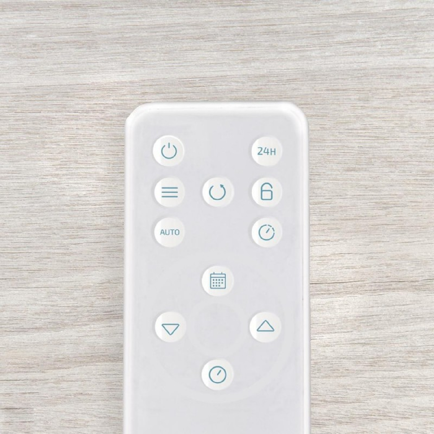 Un telecomando bianco con varie icone e testo blu su sfondo di legno chiaro.