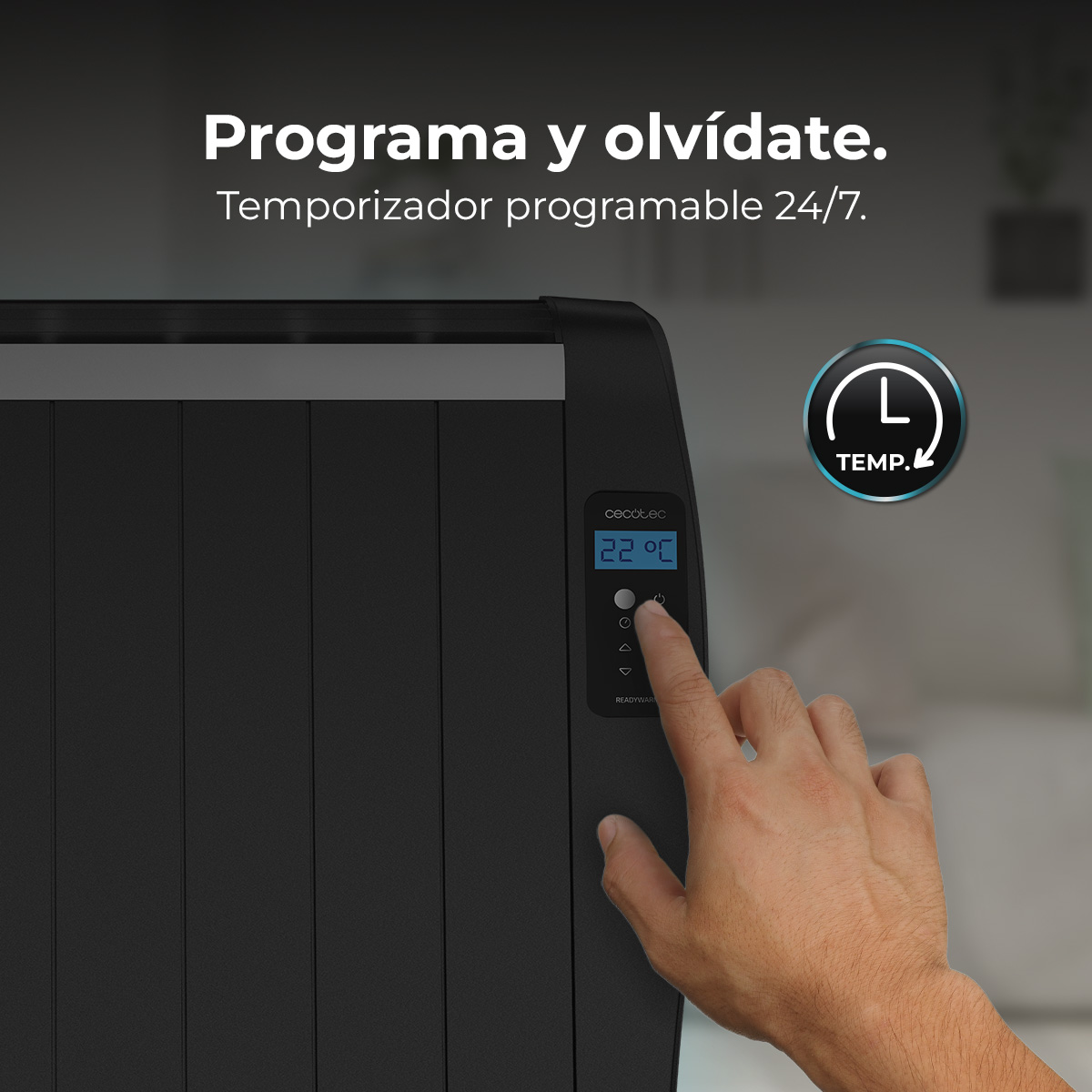 Una mano tocca il pannello di controllo di un radiatore nero che mostra 22°C.