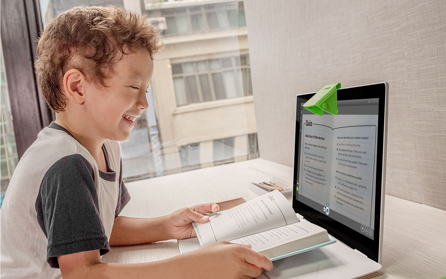 Un bambino sorridente legge un libro accanto a un laptop che mostra un quiz a scelta multipla.