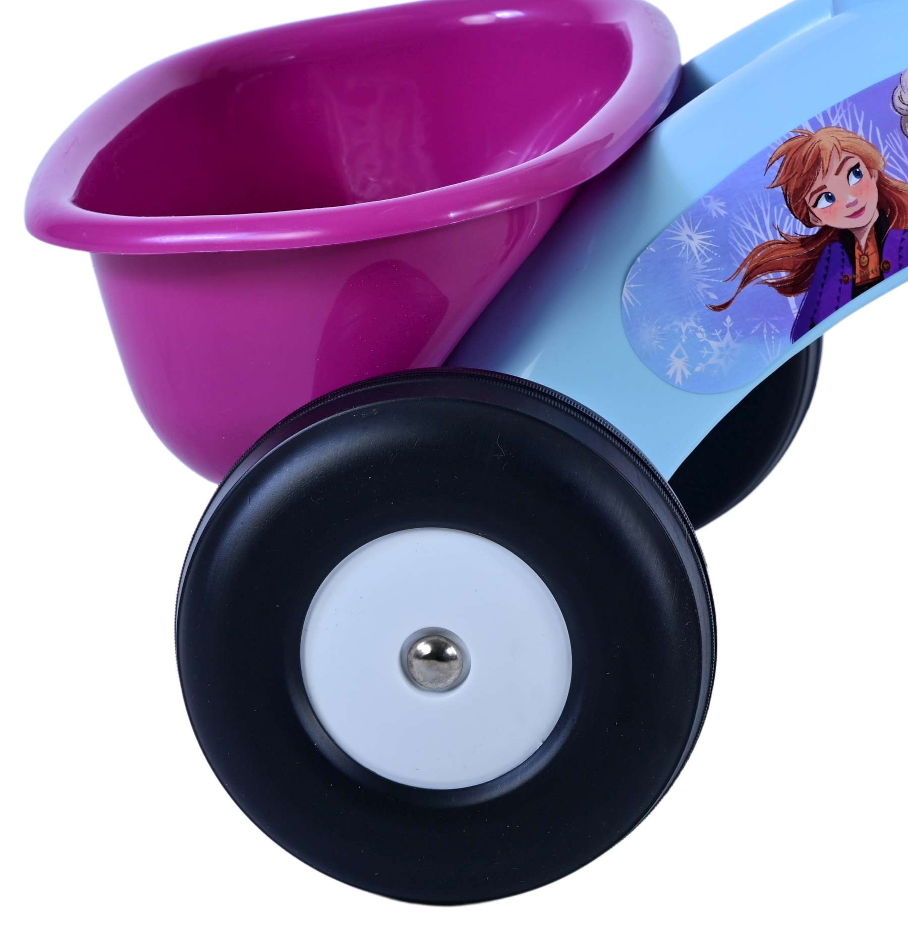 Ein blauer Spielzeugwagen mit lila Eimer, mit Anna aus Frozen. Ein schwarzes Rad ist sichtbar.