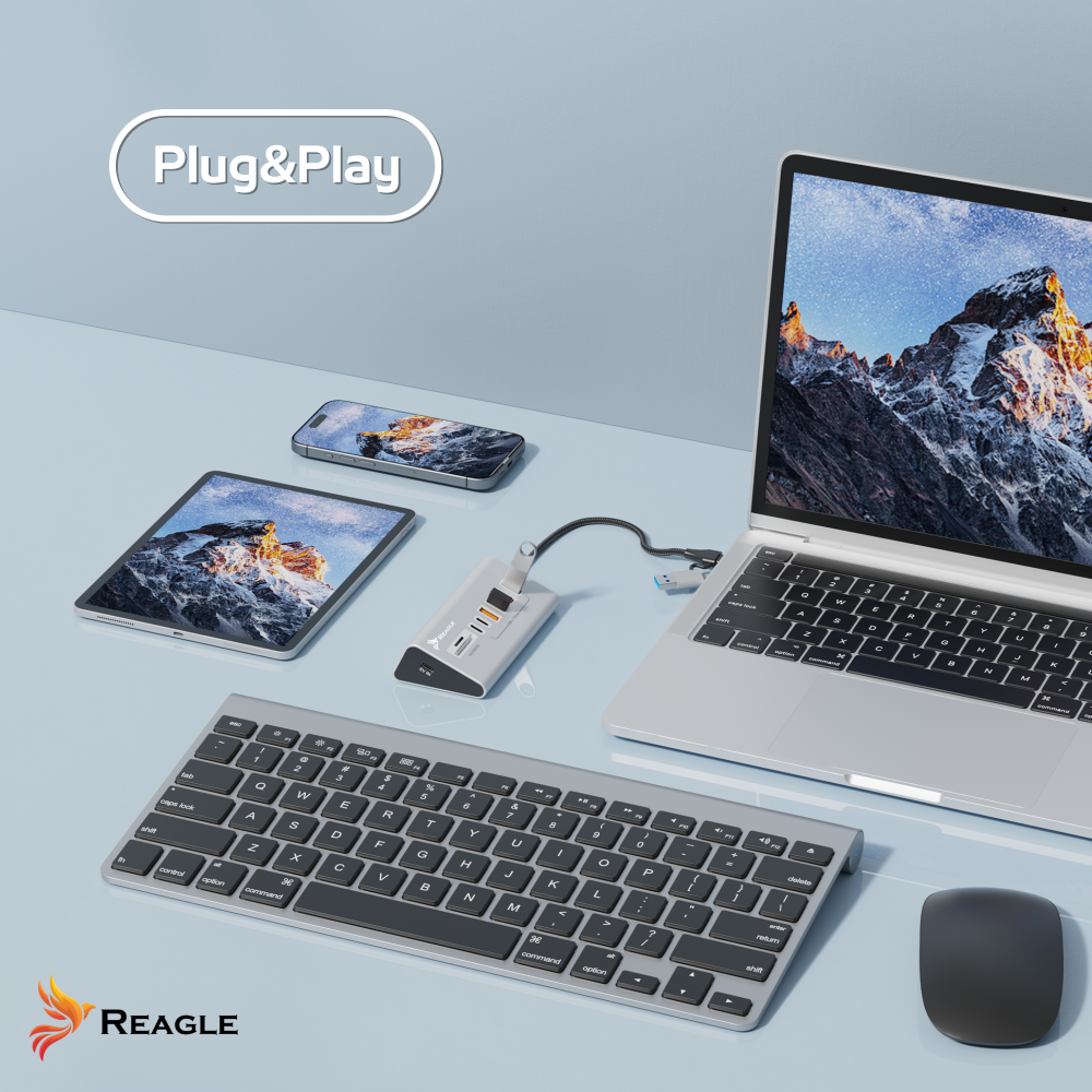 Laptop, tablet, telefon, klawiatura, mysz i hub USB na biurku. Plug&Play.