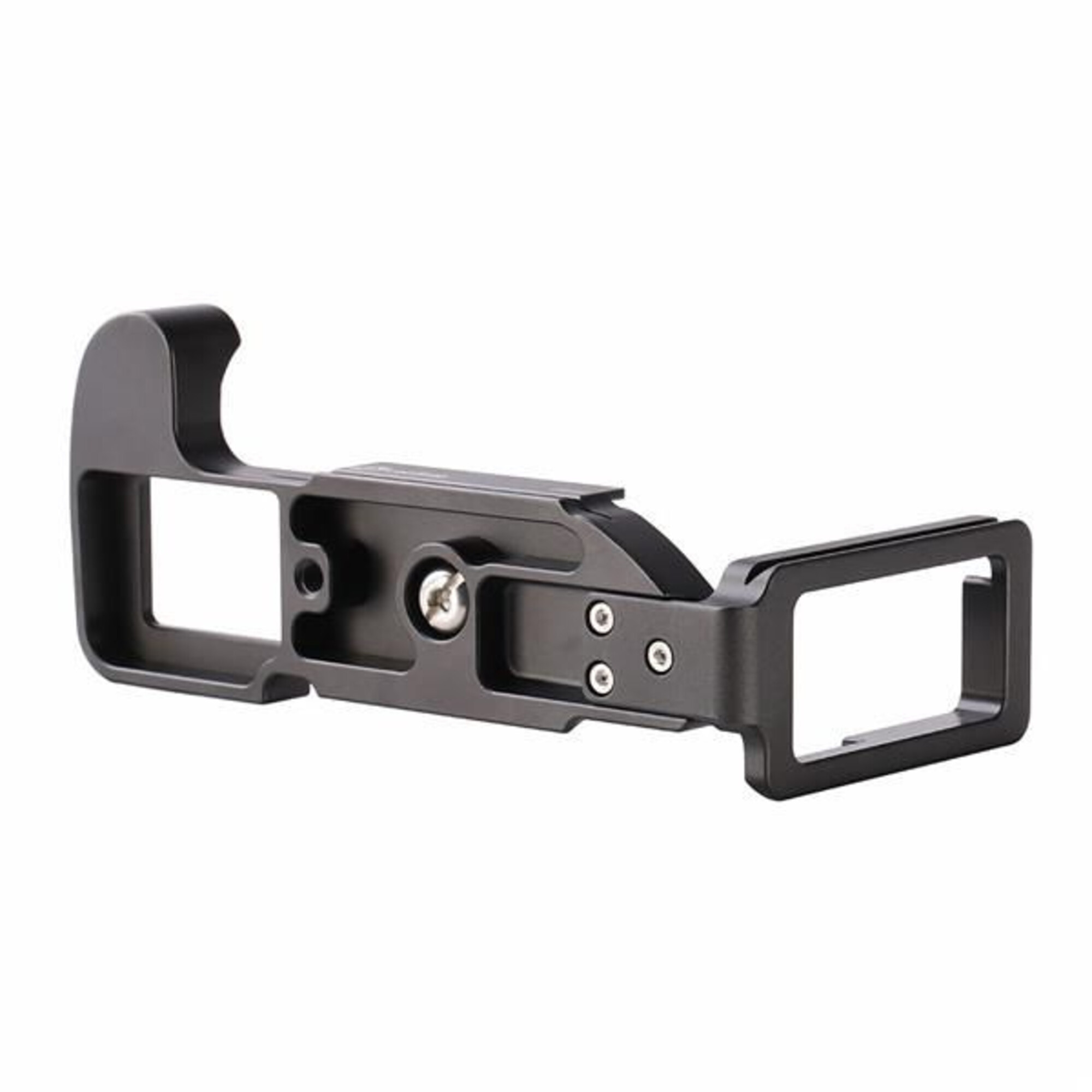 Eine schwarze L-Halterung aus Metall für Kameras mit Schrauben und Ausschnitten, auf weißem Grund.