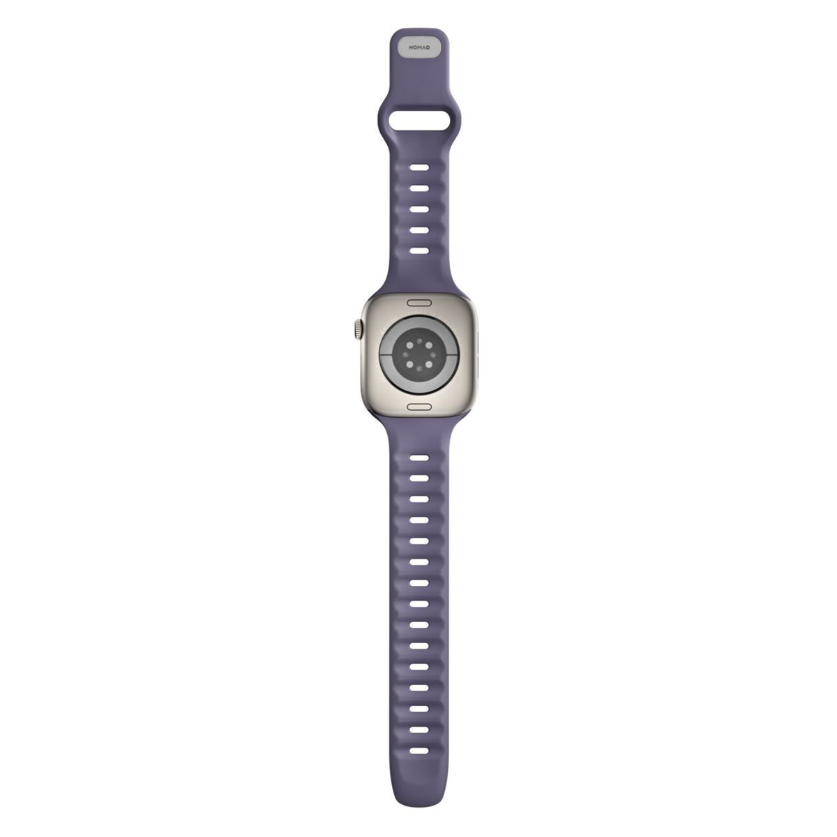 Un cinturino Nomad viola è attaccato al retro di un Apple Watch argentato.