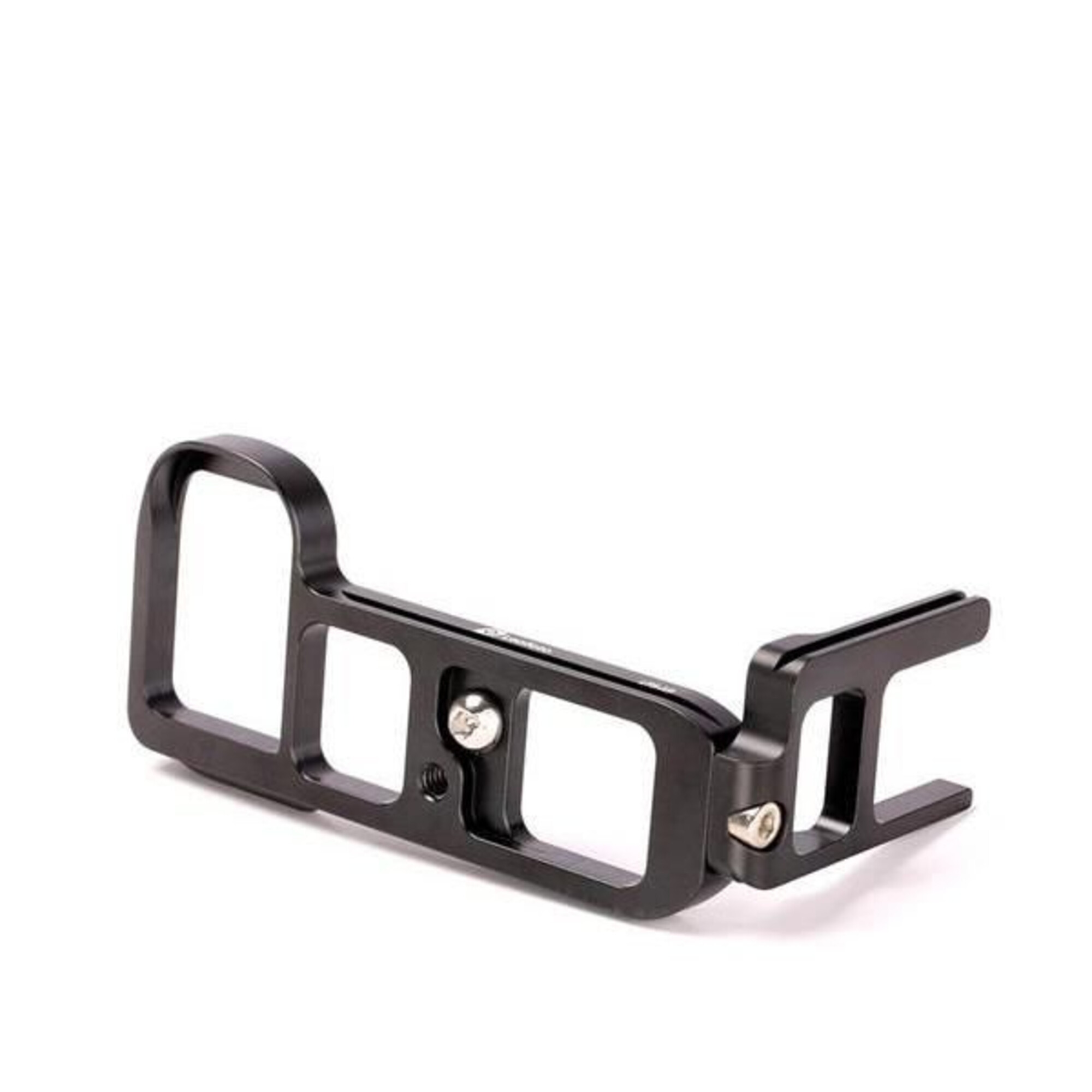Ein schwarzer L-Halter für Kameras mit Schrauben und Aussparungen.
