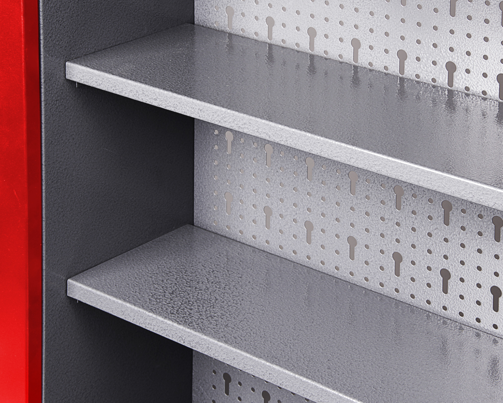Ein roter Metallschrank mit grauen Regalen und perforierter Rückwand.