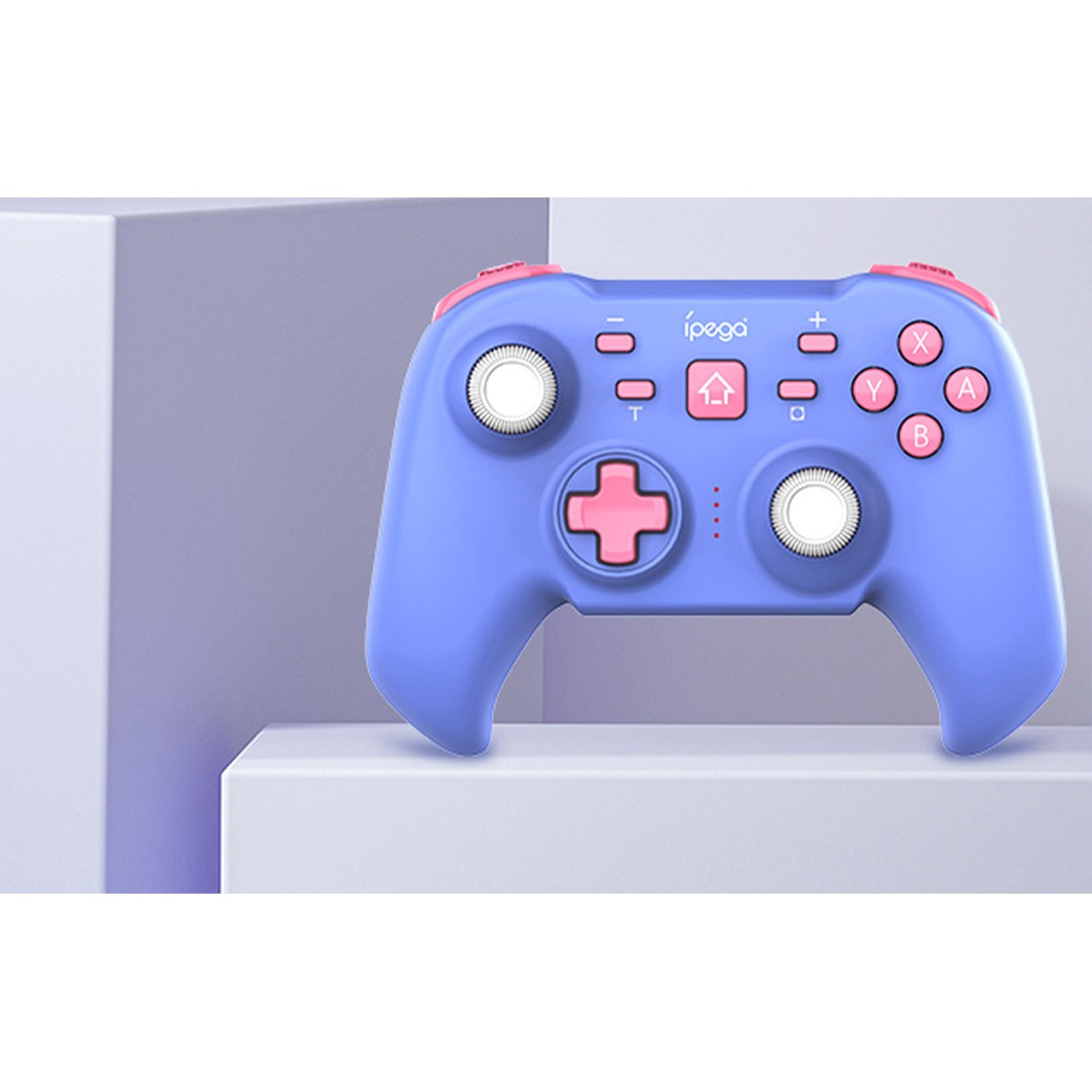 Un controller ipega blu con accenti rosa poggia su un piedistallo bianco.