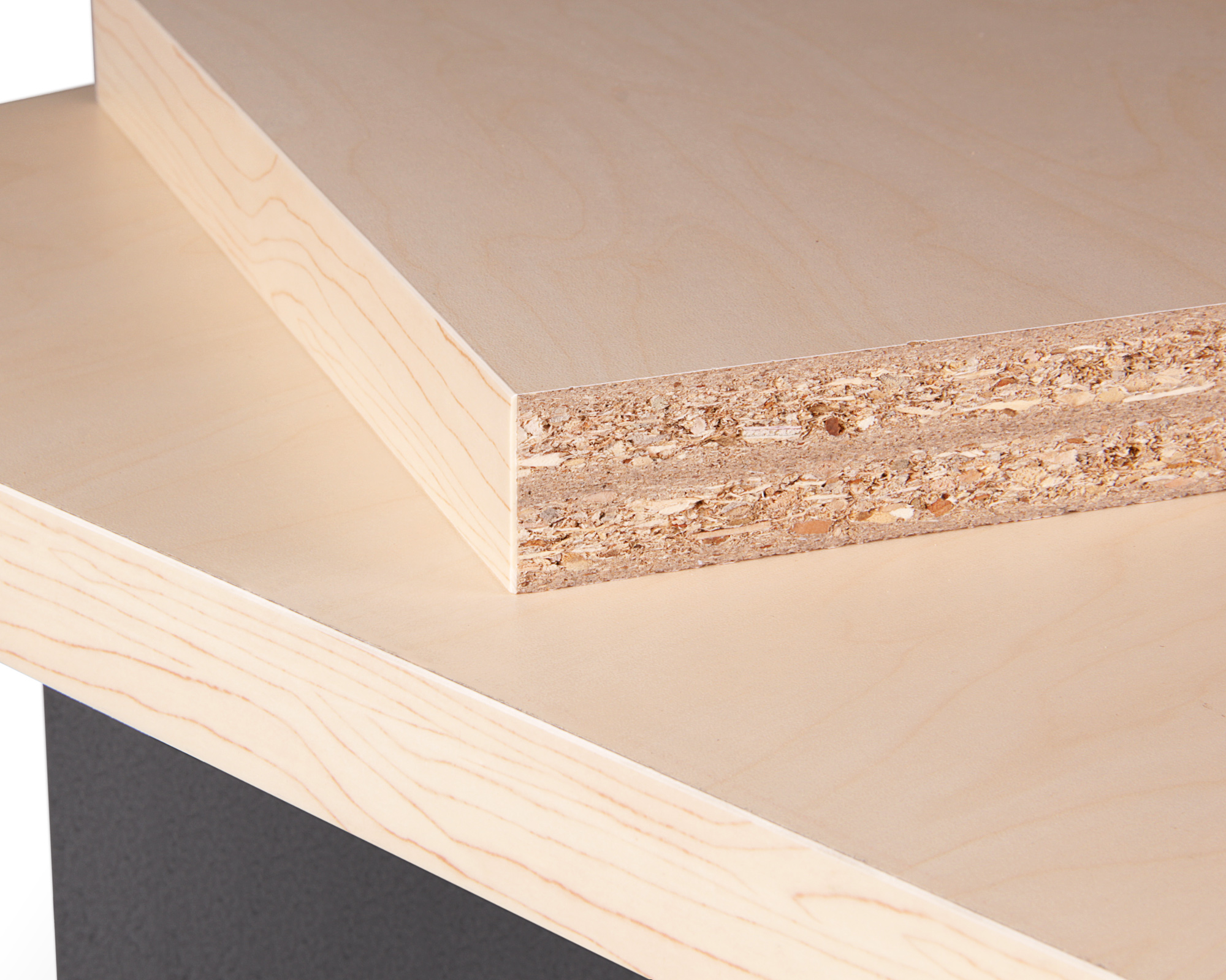 Nahaufnahme von geschichtetem Holzverbundwerkstoff mit hellen Holzmasermustern.
