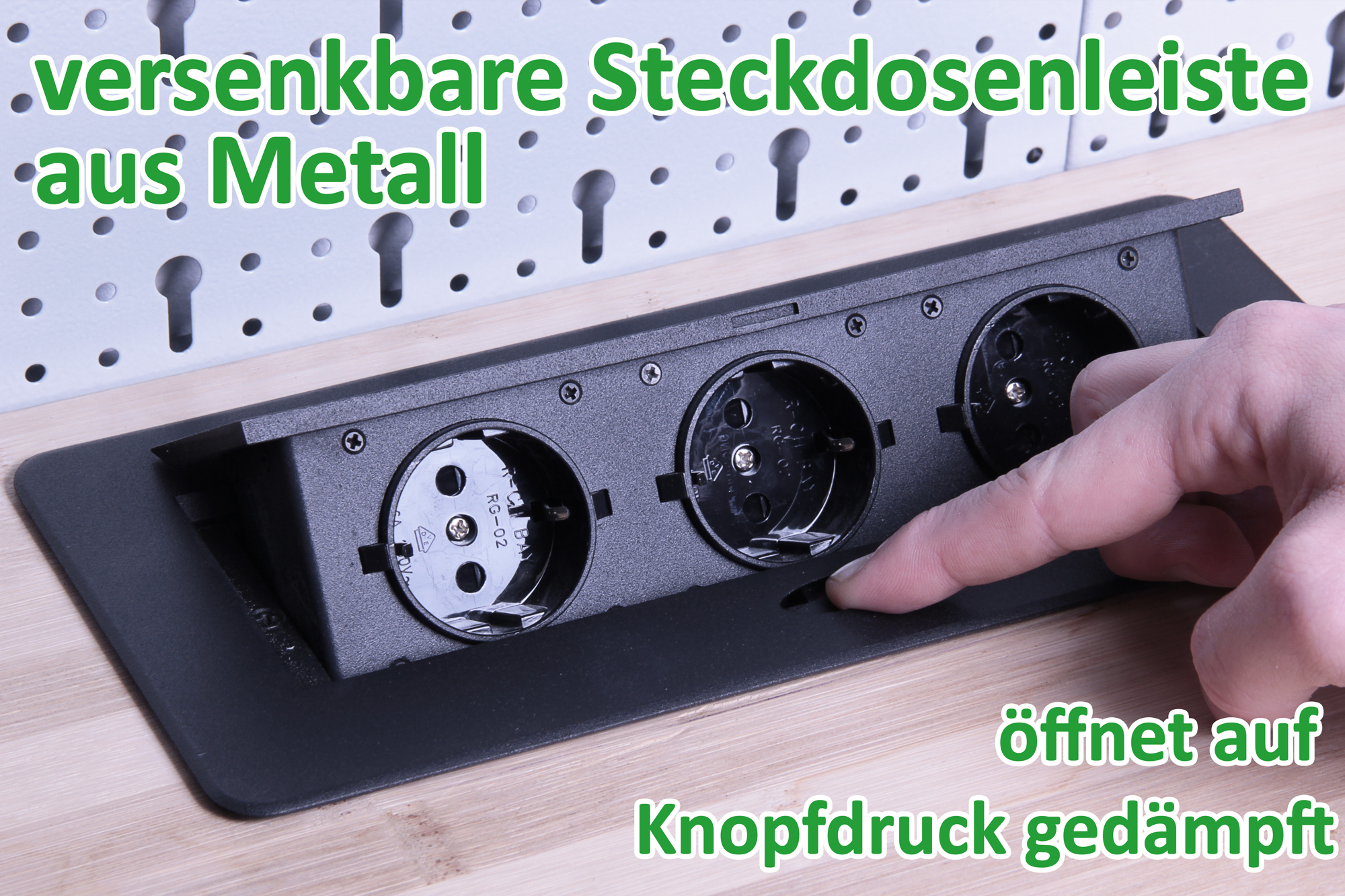 Versenkbare Metall-Steckdosenleiste mit drei Anschlüssen, wird per Knopfdruck geöffnet.