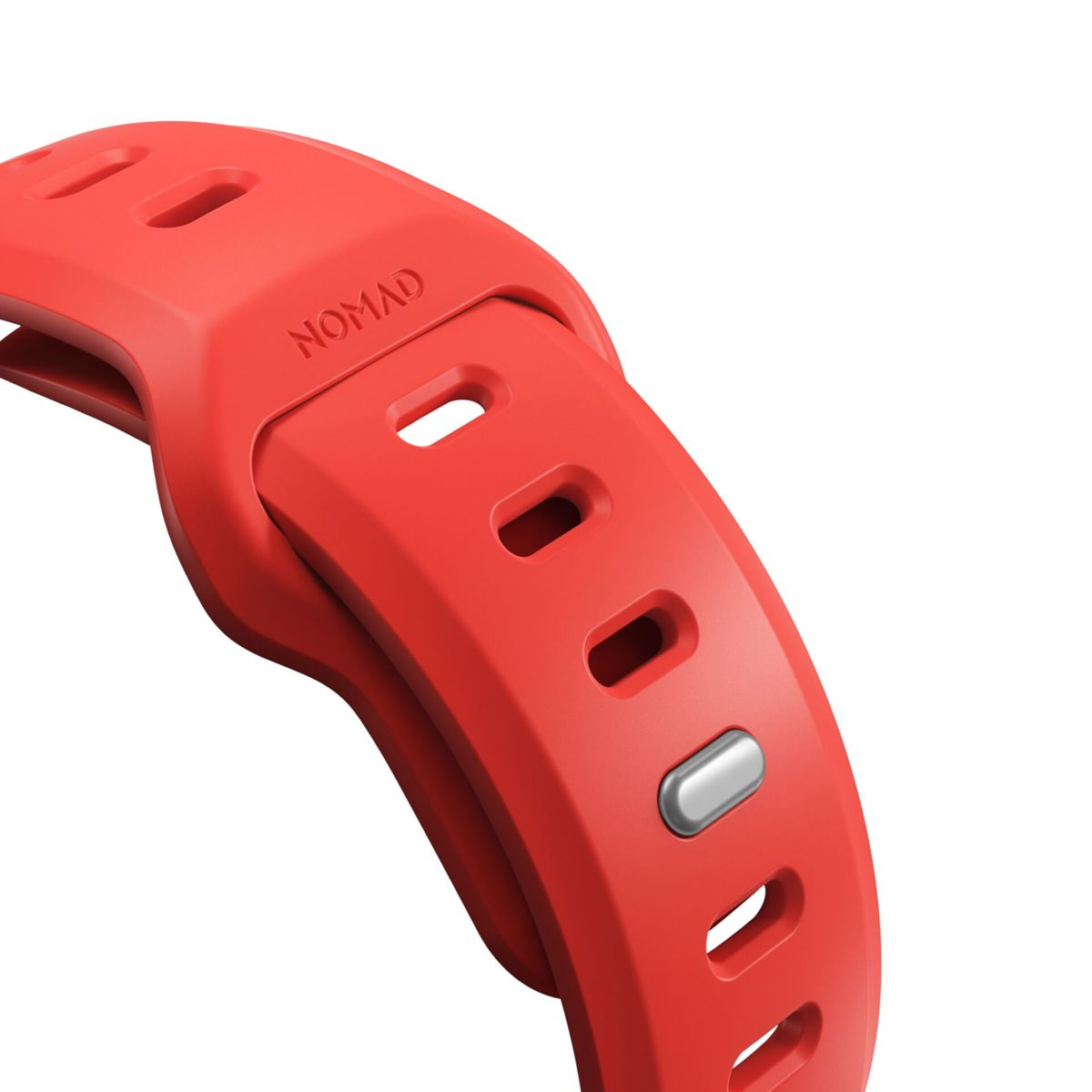 Una correa de reloj Nomad roja con cierre plateado y agujeros de ventilación.