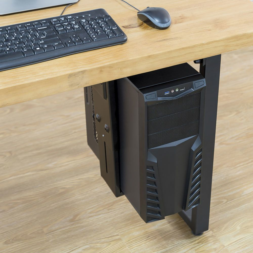 Una tower del computer nera è montata sotto una scrivania di legno, con tastiera e mouse sopra.