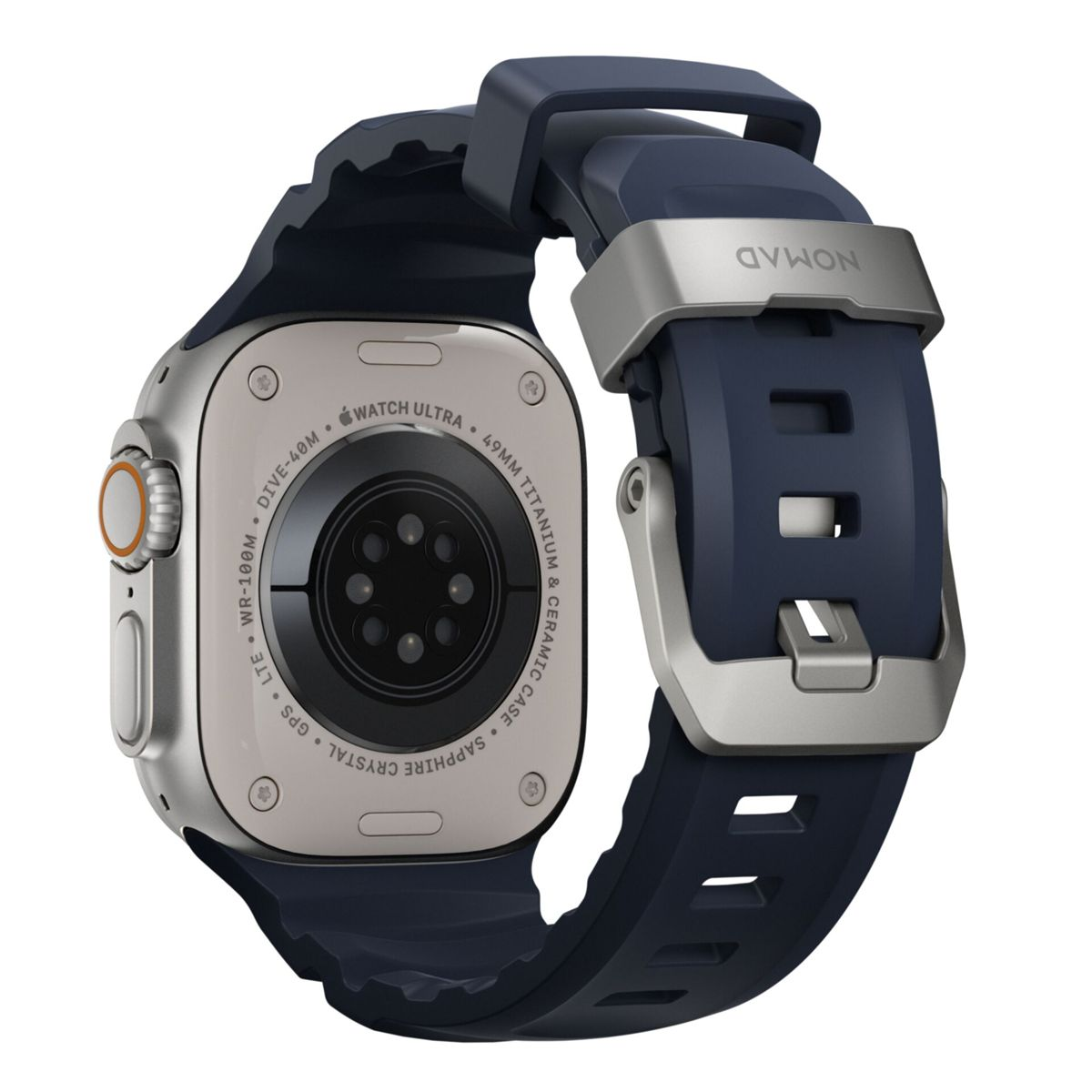 Un Apple Watch Ultra plateado con correa Nomad azul oscuro y hebilla plateada.