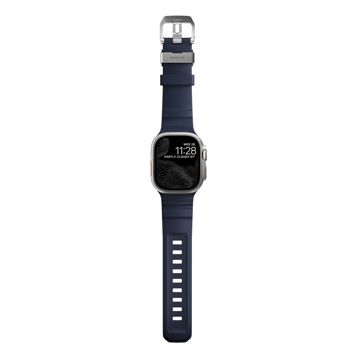 Una correa de reloj Nomad azul oscuro con hebilla plateada está unida a un reloj inteligente plateado.