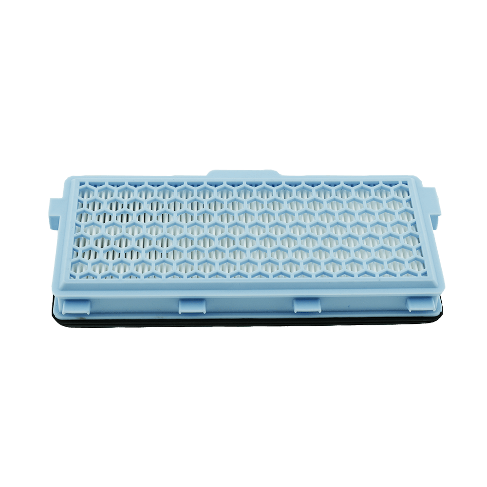 Un filtro dell'aria rettangolare azzurro con motivo a nido d'ape bianco all'interno, su sfondo verde.