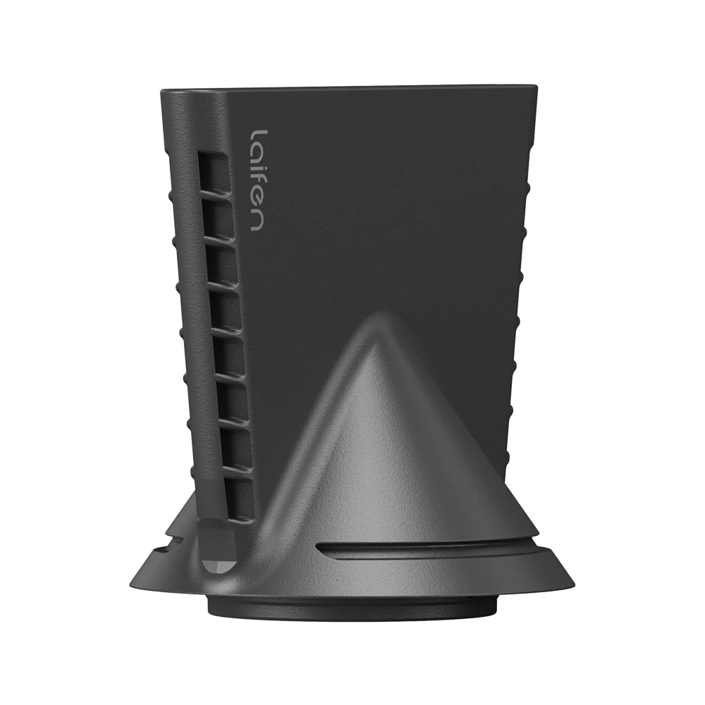 Accessorio diffusore nero per asciugacapelli con scanalature e logo.