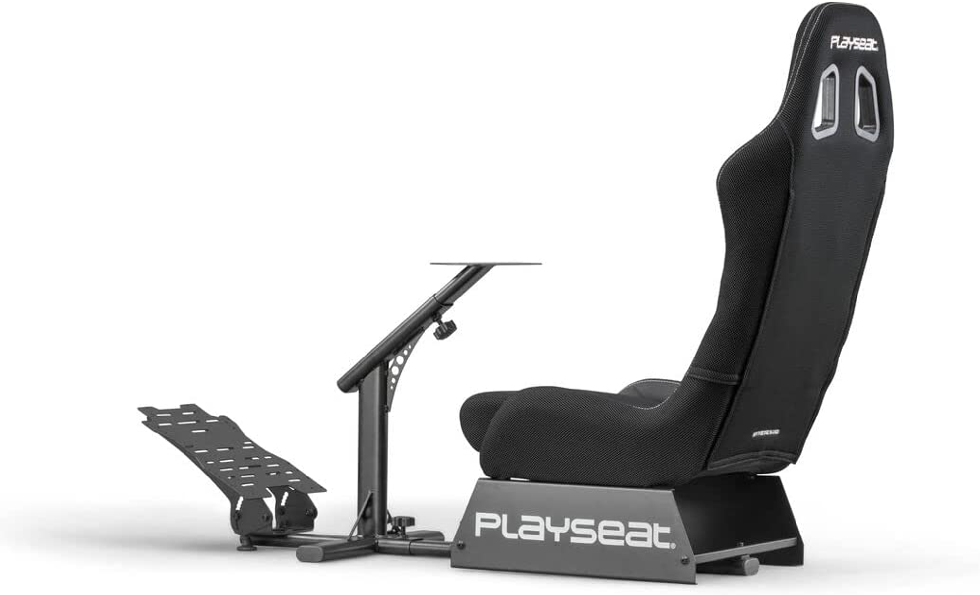 Ein schwarzer Playseat Gaming-Stuhl mit Metallrahmen und Fußstütze, auf weißem Hintergrund.