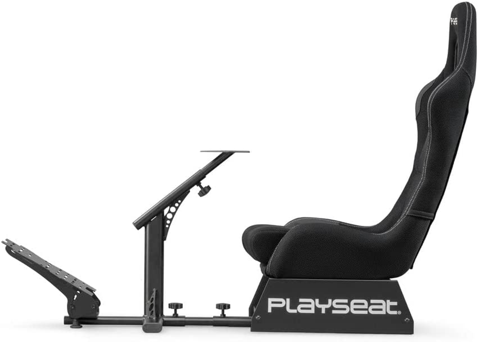 Schwarzer Rennsimulator-Sitz mit verstellbaren Pedalen und Lenkradhalterung.