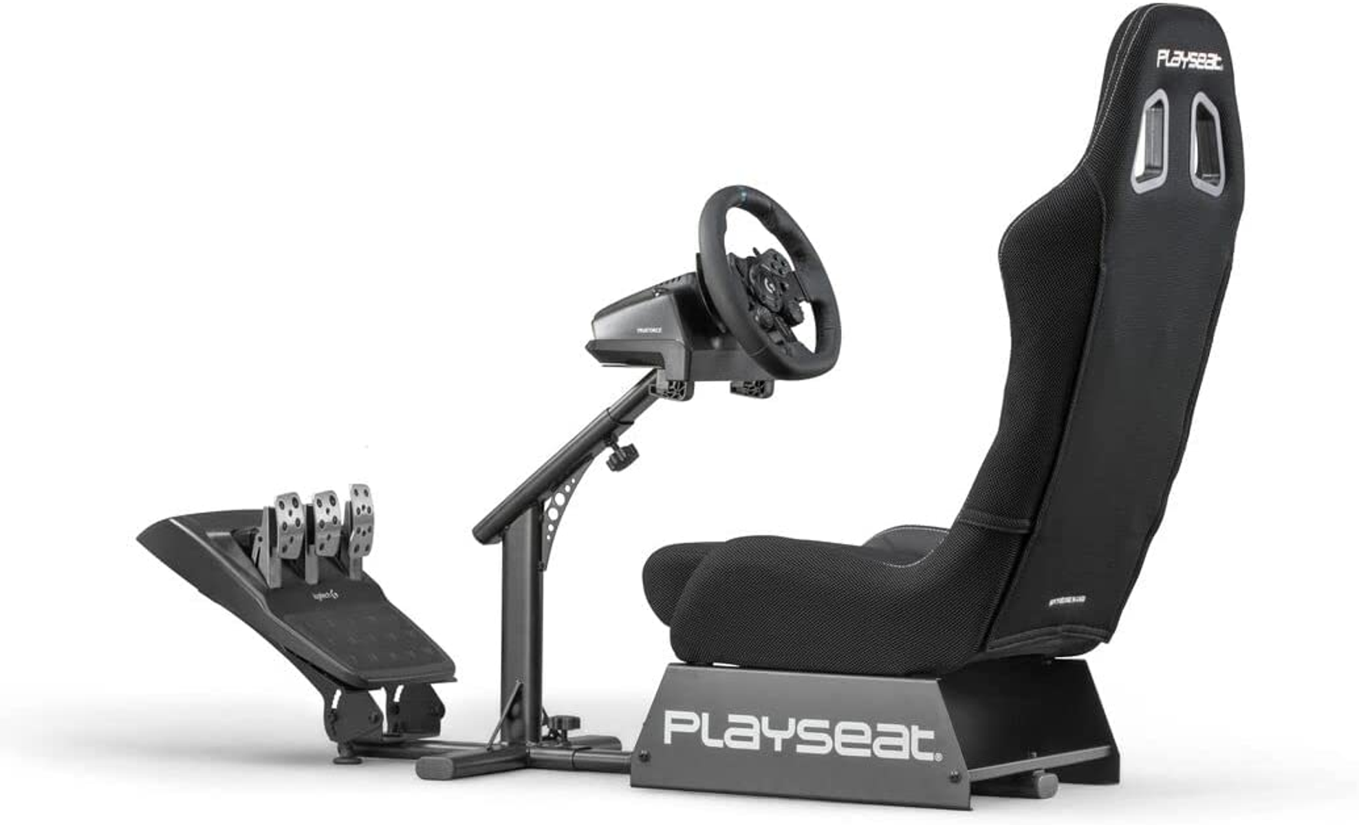 Ein schwarzer Playseat-Gaming-Stuhl mit Lenkrad und Pedalen. Der Stuhl hat silberne Akzente.