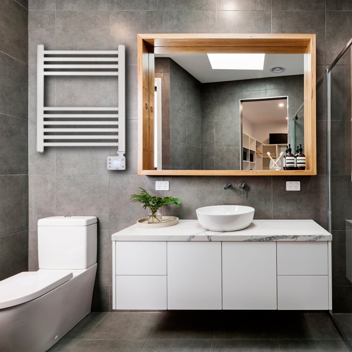 Bagno moderno con WC, mobiletto, lavabo e scaldasalviette bianchi.