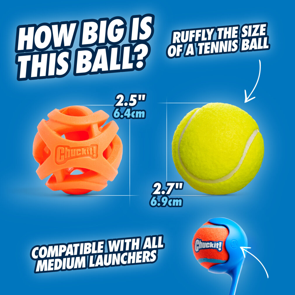 Palla arancione Chuckit! (2,5") accanto a una palla da tennis gialla (2,7").