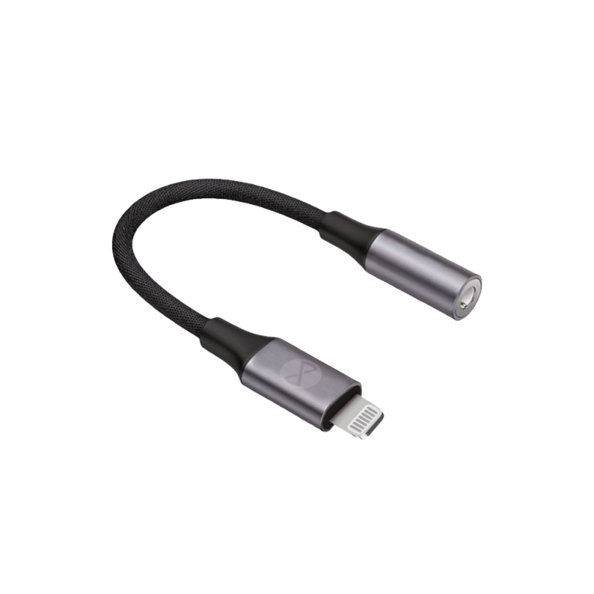 Un cavo intrecciato nero con connettori argentati, un Lightning e un jack da 3,5 mm.