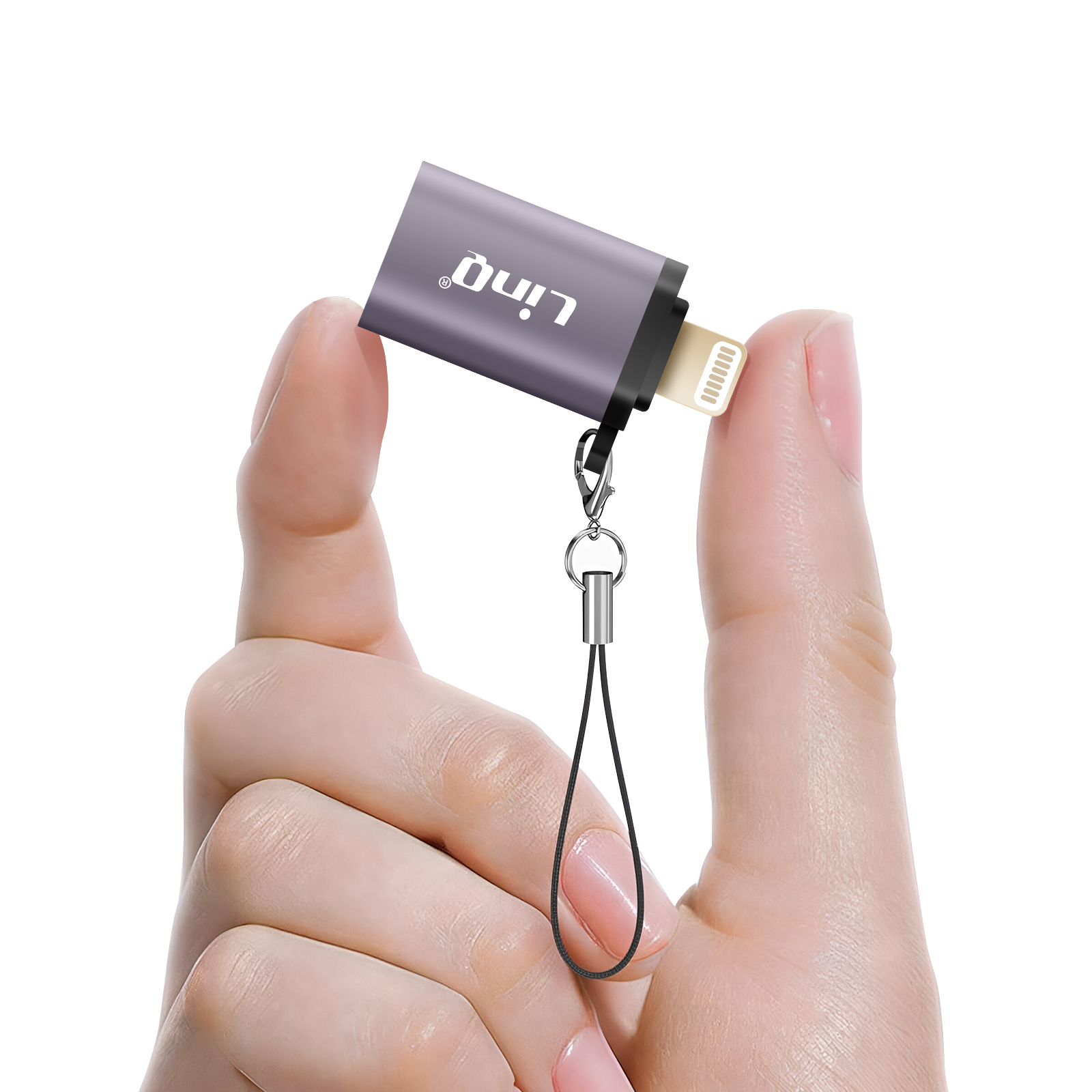 Adattatore Lightning grigio con laccetto, tenuto dalle dita.